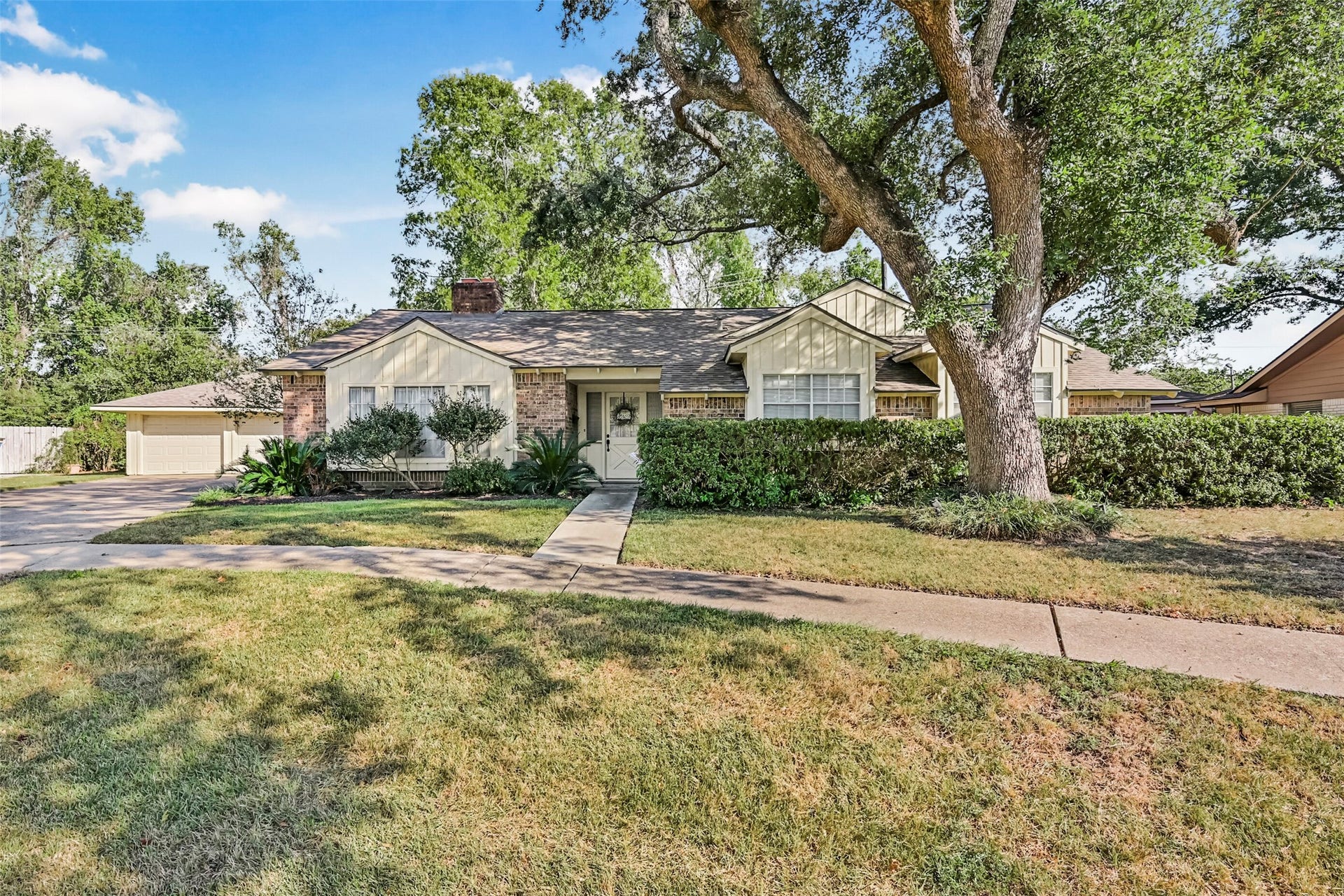 2101 Willow Dell Drive, Seabrook, TX 77586 Welcome to 2101 Willow Dell Drive