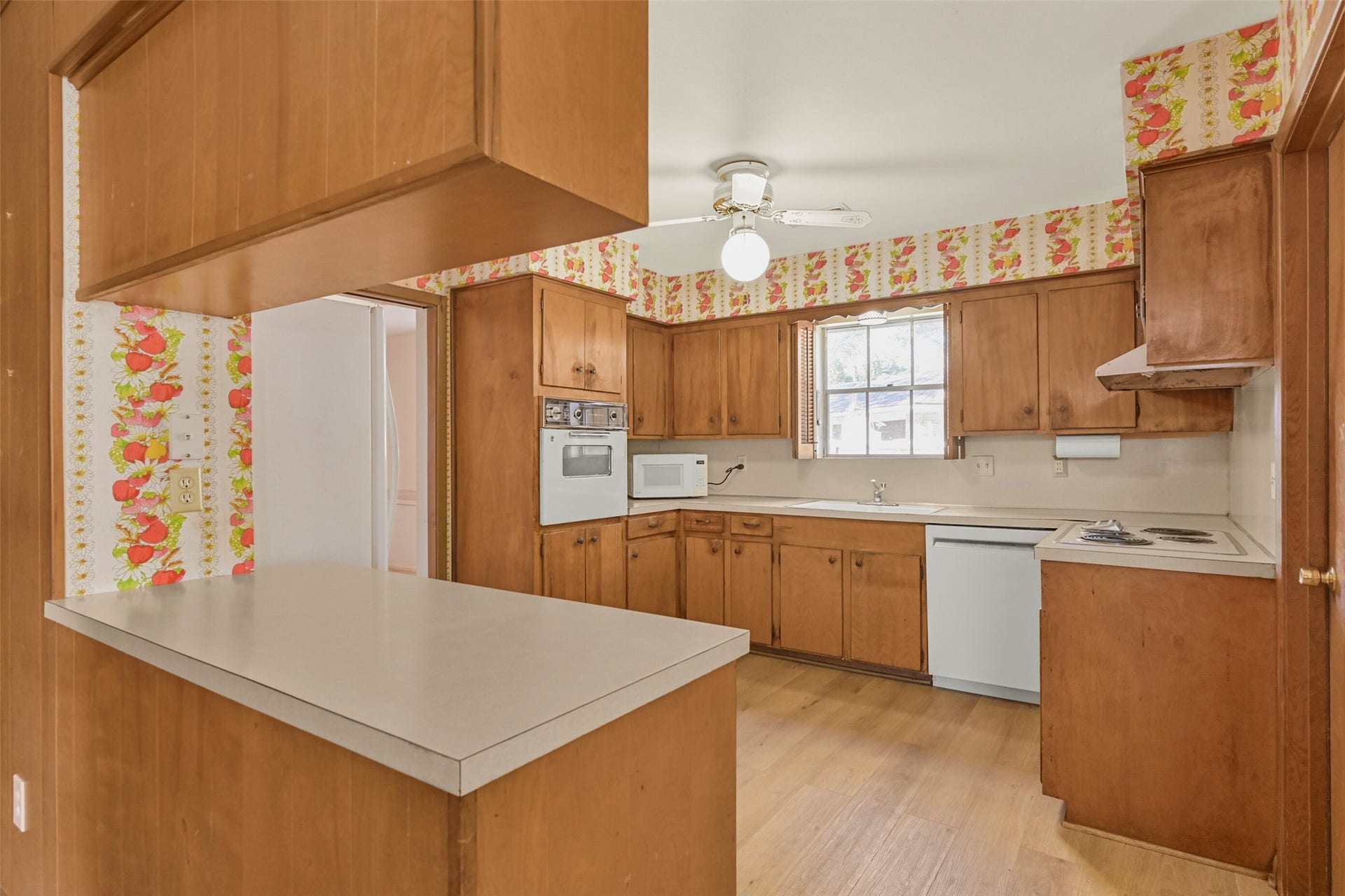 2101 Willow Dell Drive, Seabrook, TX 77586 Bright and airy kitchen