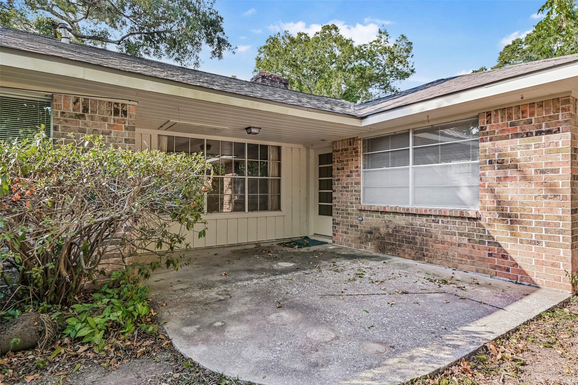 2101 Willow Dell Drive, Seabrook, TX 77586 Nice size patio just outside of the breakfast area
