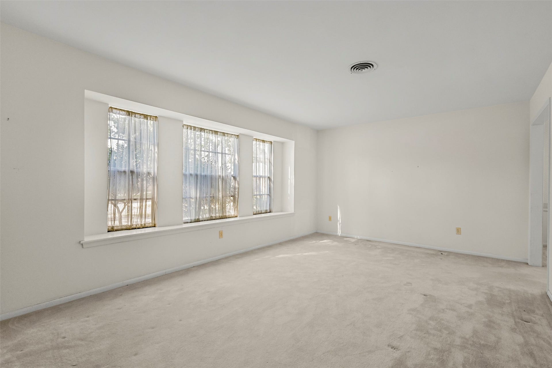 2101 Willow Dell Drive, Seabrook, TX 77586 Formal living room