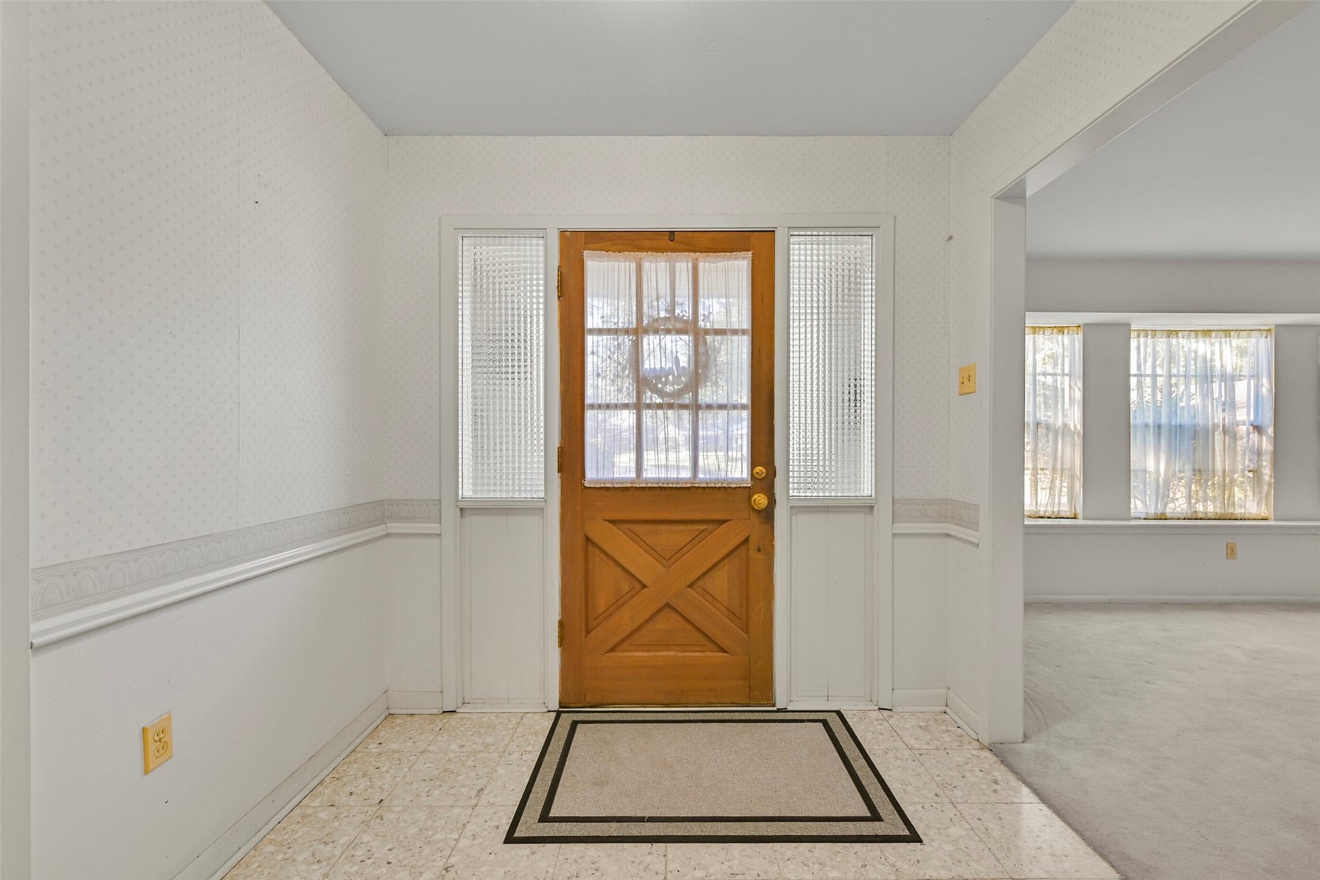 2101 Willow Dell Drive, Seabrook, TX 77586 The entry way has terrazzo tile floors