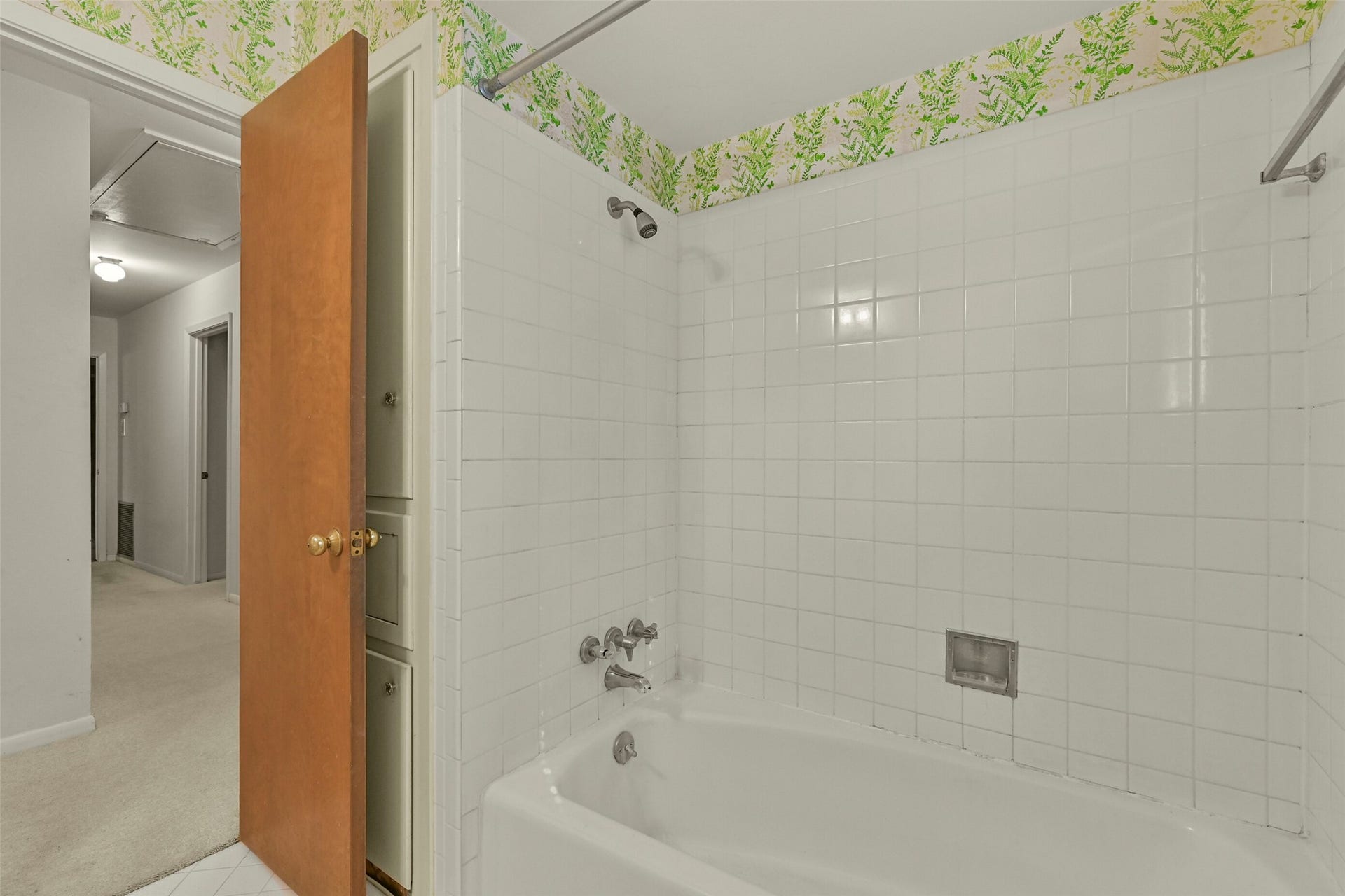 2101 Willow Dell Drive, Seabrook, TX 77586 Shower and tub combination
