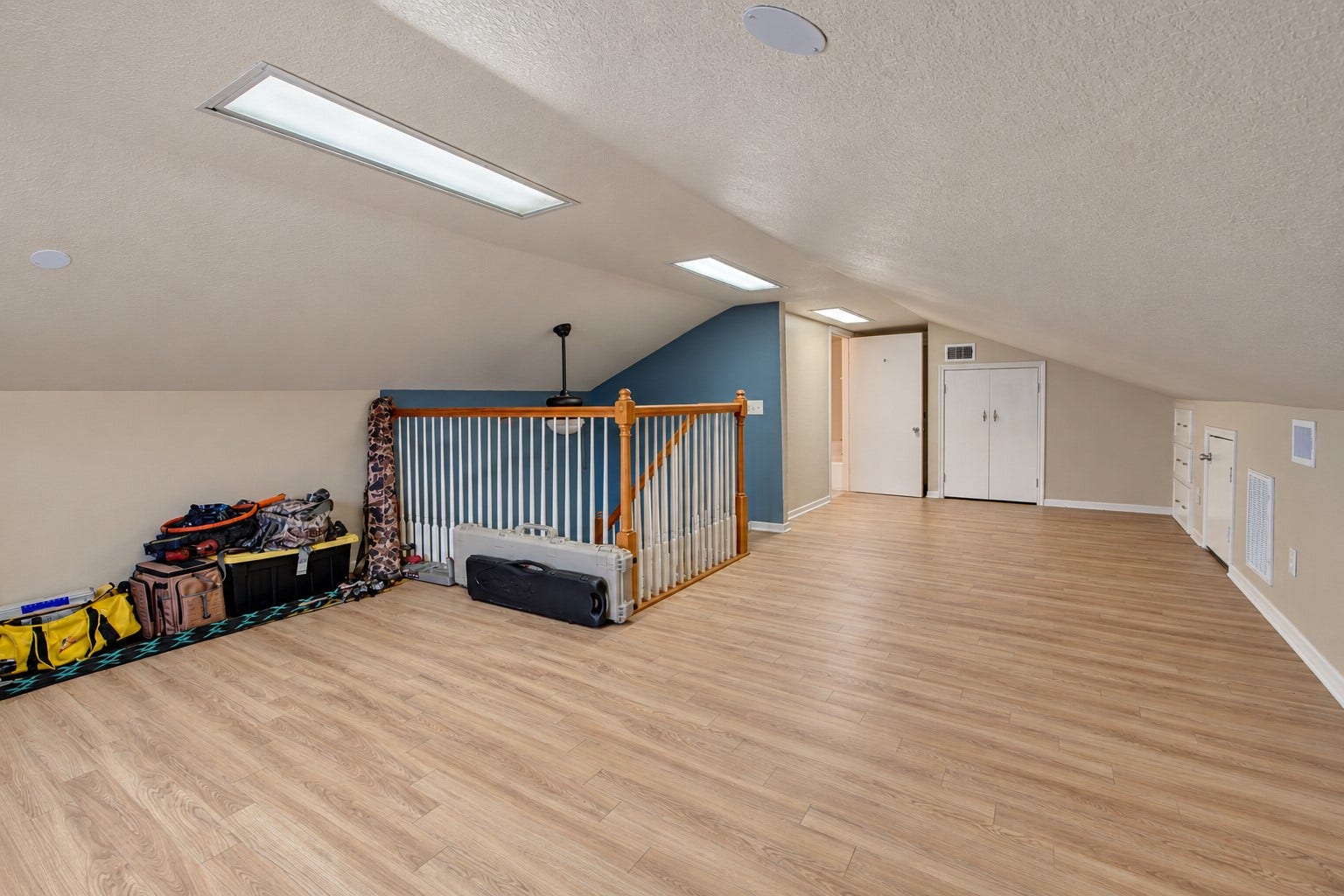 12315 Thaman Drive, Dickinson, TX 77539 This could also be a sewing/cvraft room, storage, media room, office... the possibilities are really endless.