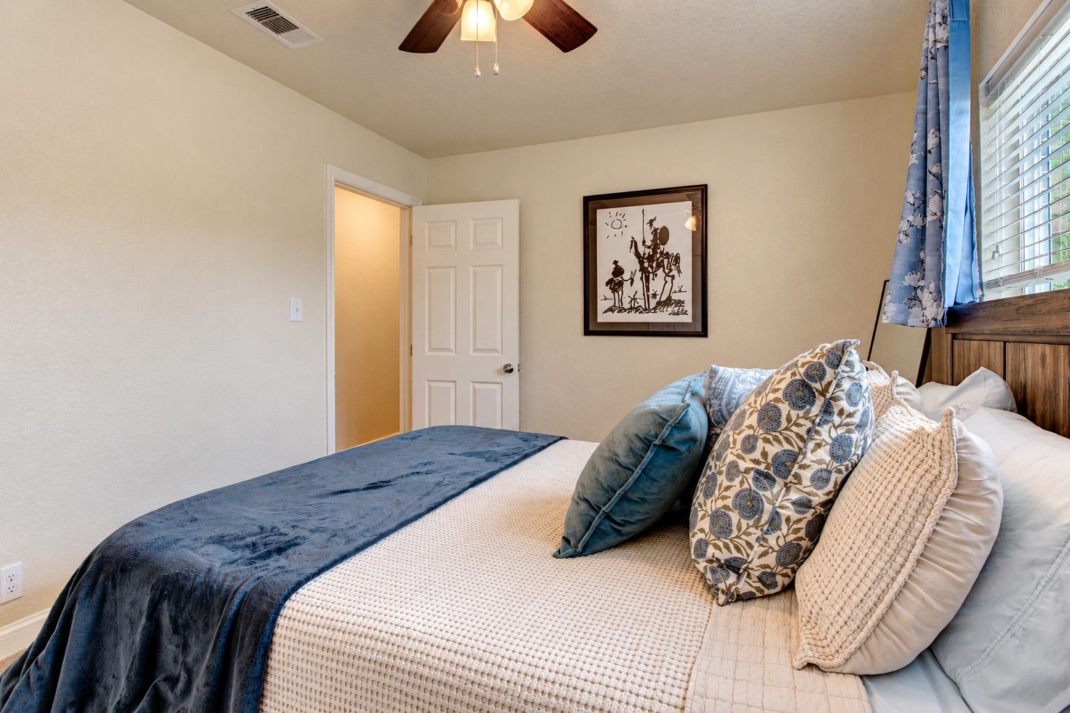 12315 Thaman Drive, Dickinson, TX 77539 Light, bright bedroom is ready for your personal touch!