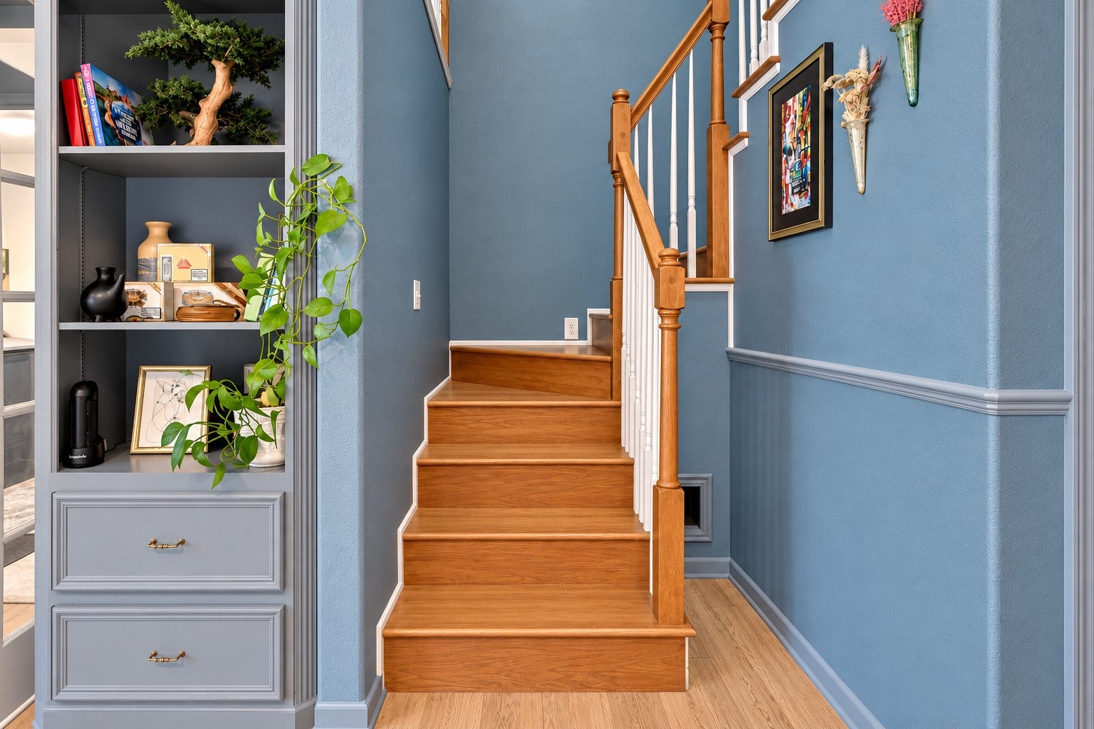 12315 Thaman Drive, Dickinson, TX 77539 Private stairway to the upstairs space.