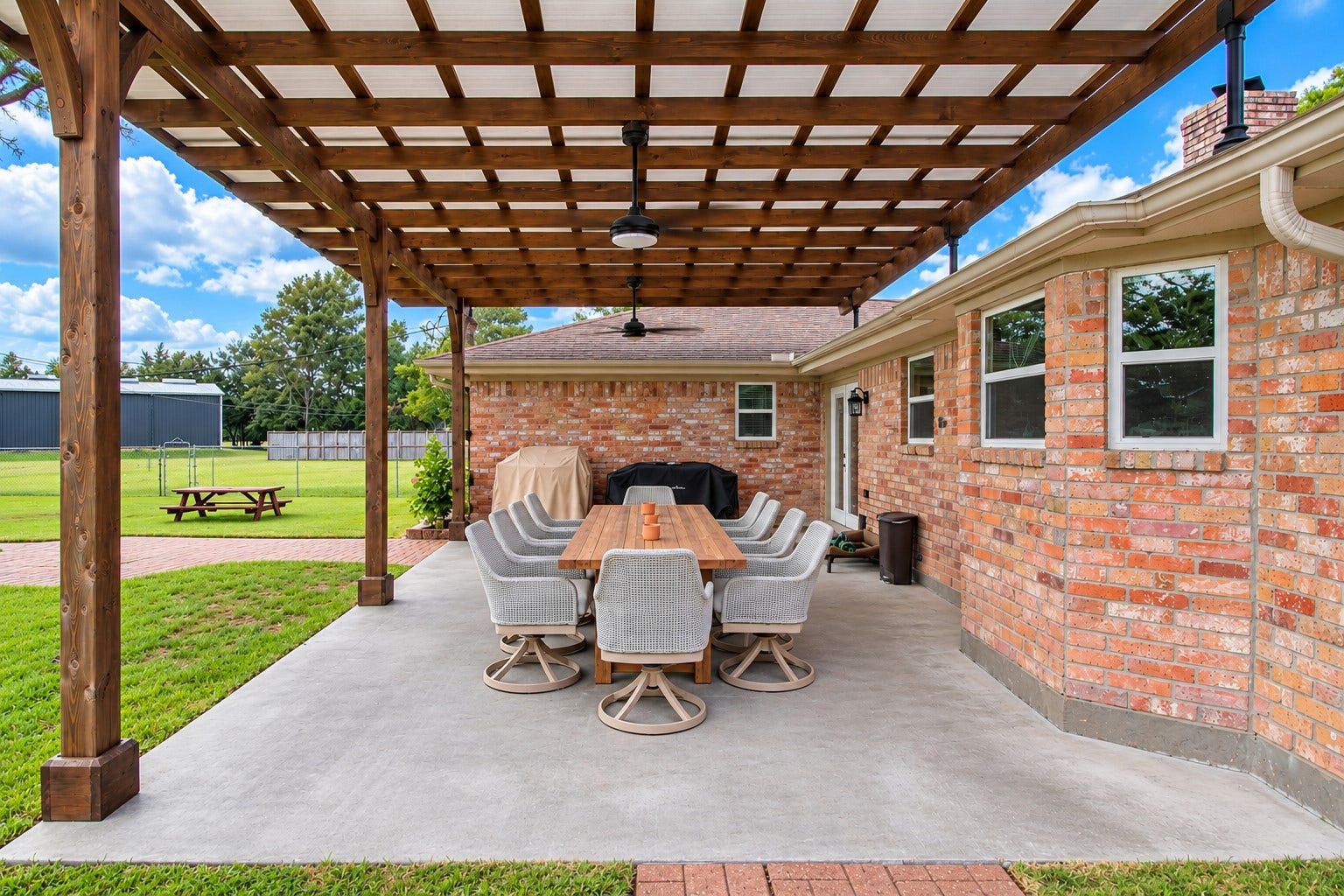 12315 Thaman Drive, Dickinson, TX 77539 Picture yourself here with a cold glass of sweet tea or lemonade, enjoying long afternoons under the beautiful pergola!