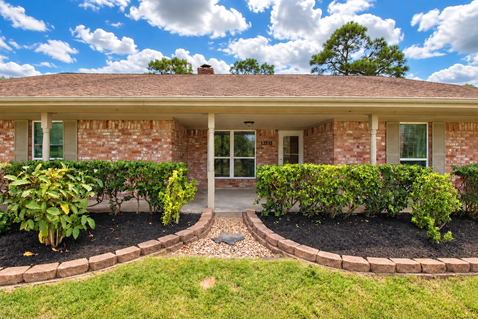 12315 Thaman Drive, Dickinson, TX 77539 Come on in! A covered front porch and landscaped walkway welcome you home.