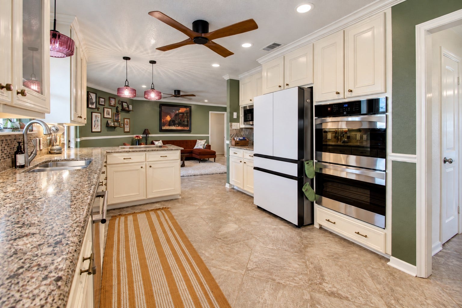 12315 Thaman Drive, Dickinson, TX 77539 Plenty of space to work with here! Including a convenient double oven and lots of cabinet and counter space. It opens right into the living rooms, giving the whole area a nice, connected feel.