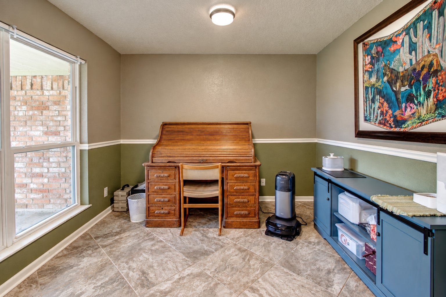 12315 Thaman Drive, Dickinson, TX 77539 The location of the office is great for providing privacy and a quiet space to work.