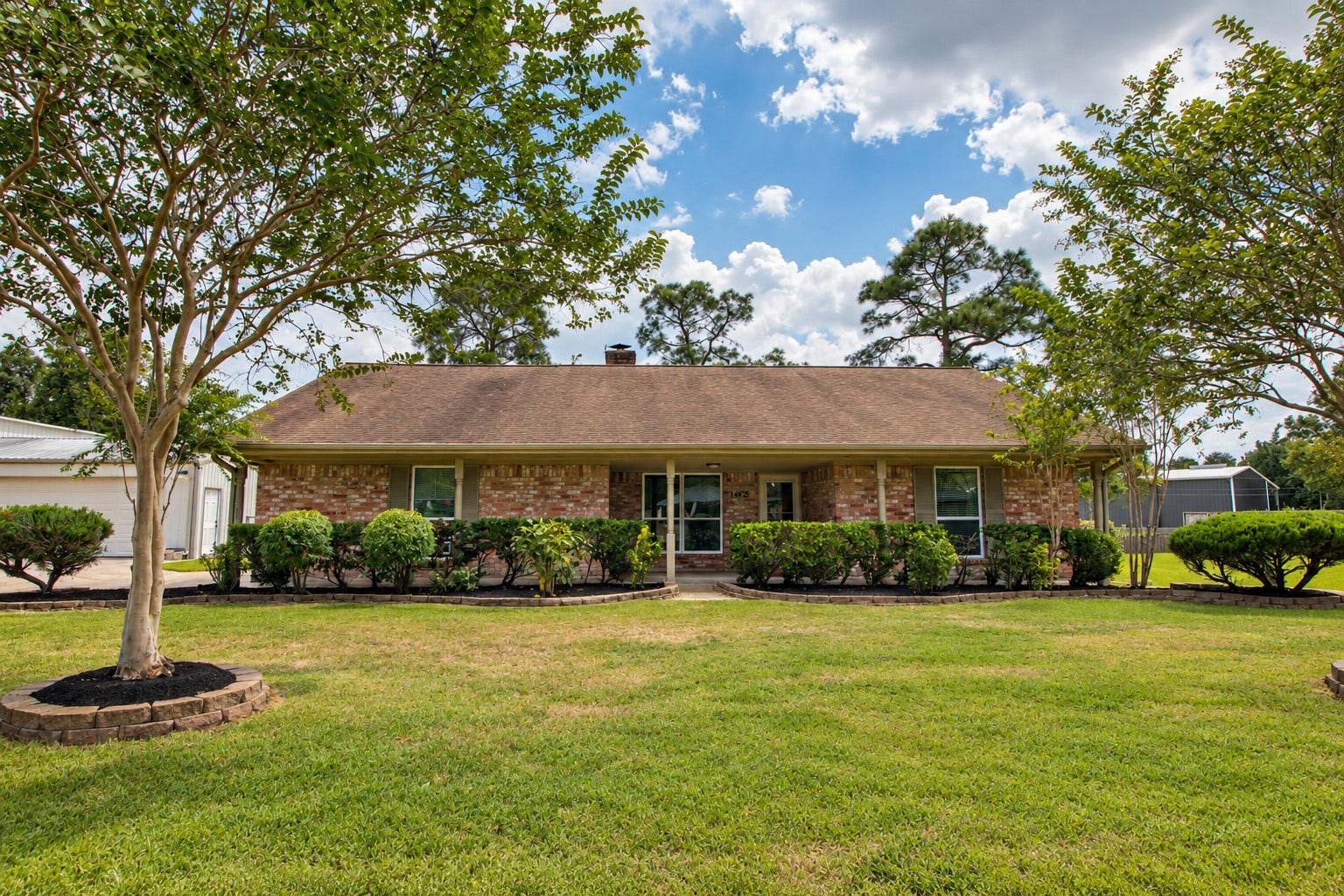 12315 Thaman Drive, Dickinson, TX 77539 Enjoy the best of both worldspeaceful country-style living while remaining conveniently close to shopping, dining, and everyday amenities.
