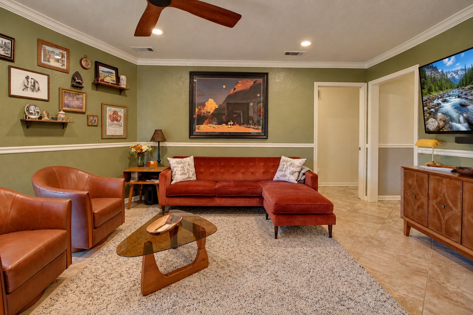 12315 Thaman Drive, Dickinson, TX 77539 This living room offers a comfortable, inviting space with plenty of seating and a nice amount of natural light. The open layout and warm finishes make it a great space for relaxing or entertaining.