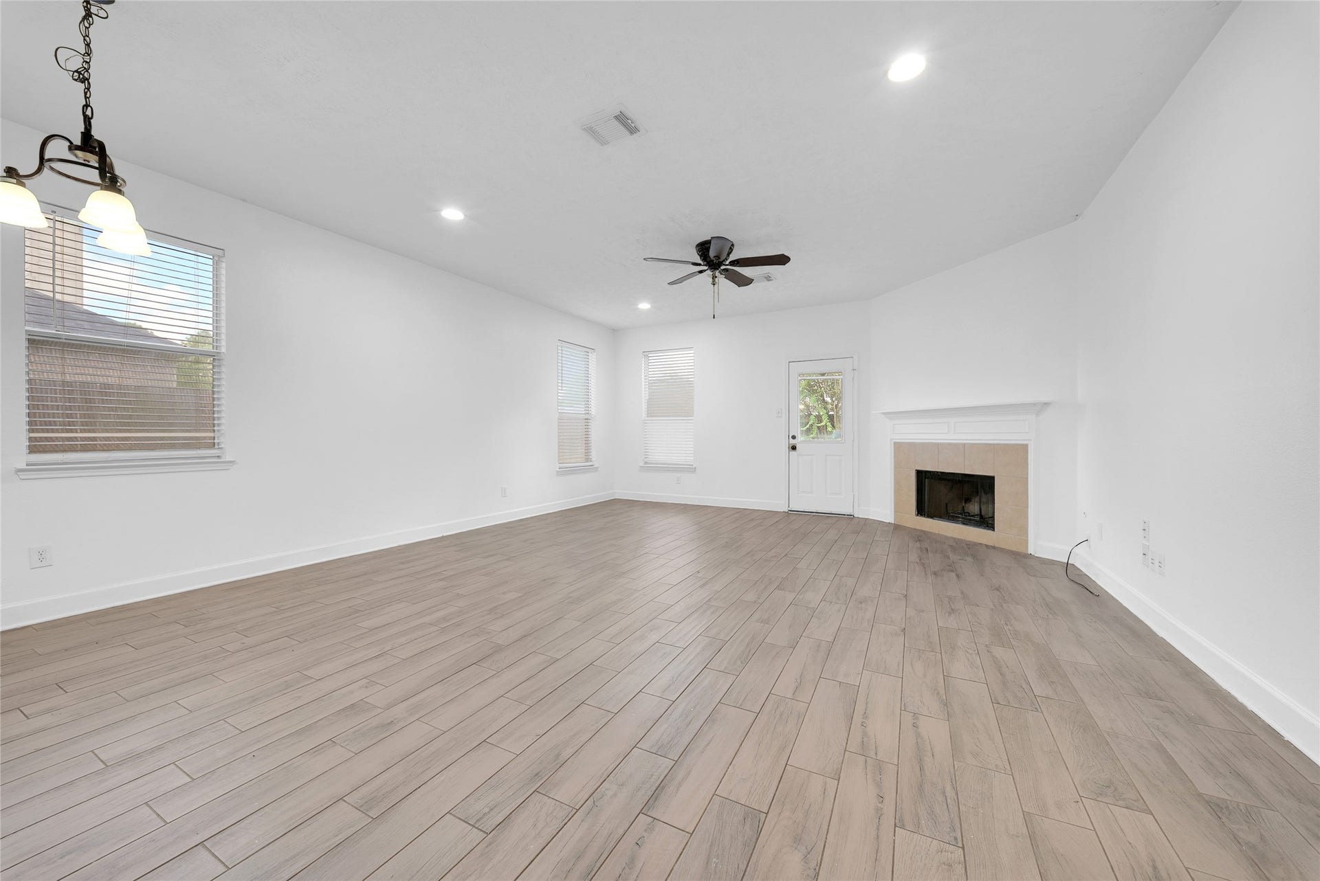 1009 Bay Area Boulevard, League City, TX 77573 Livingroom