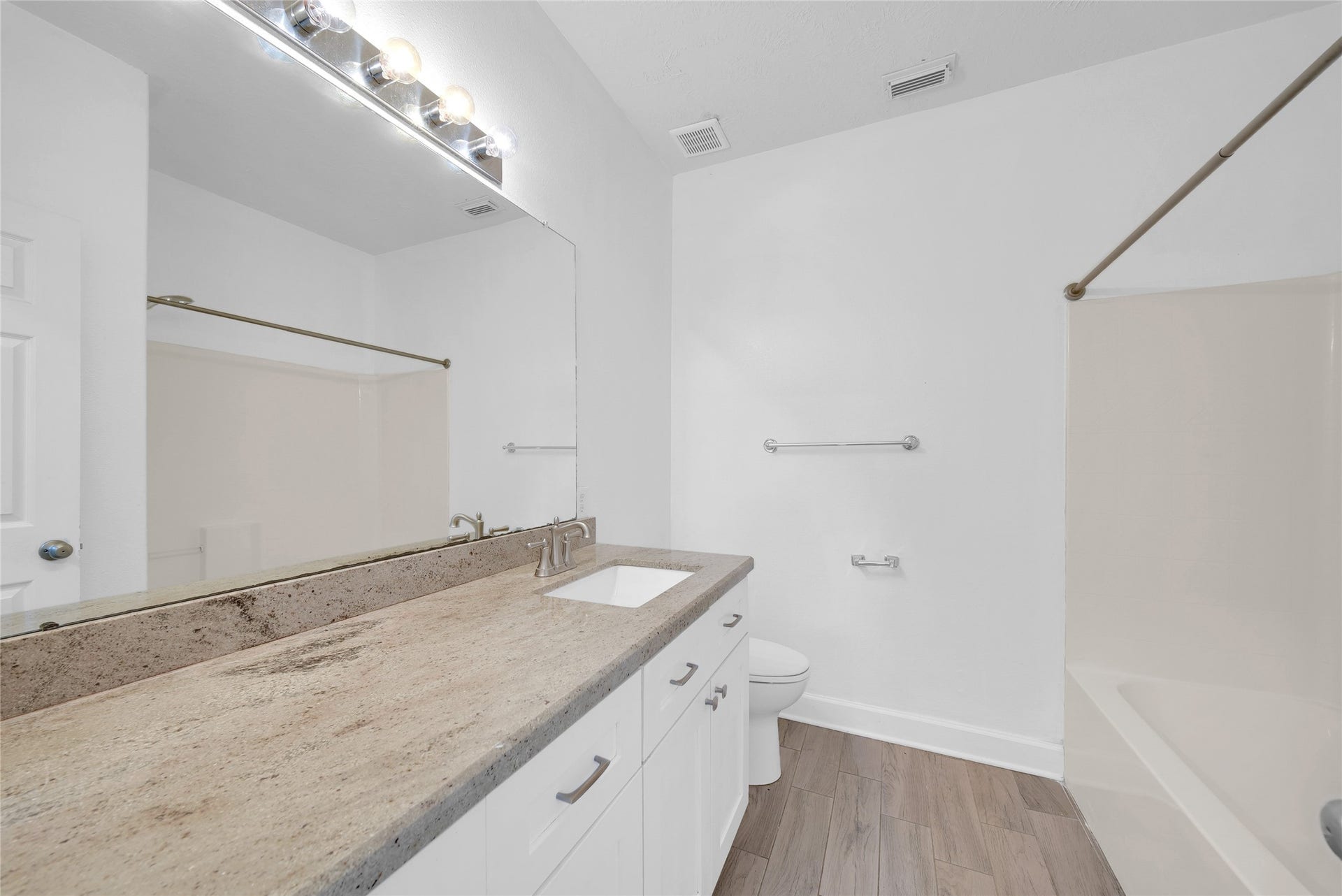 1009 Bay Area Boulevard, League City, TX 77573 2nd Bathroom