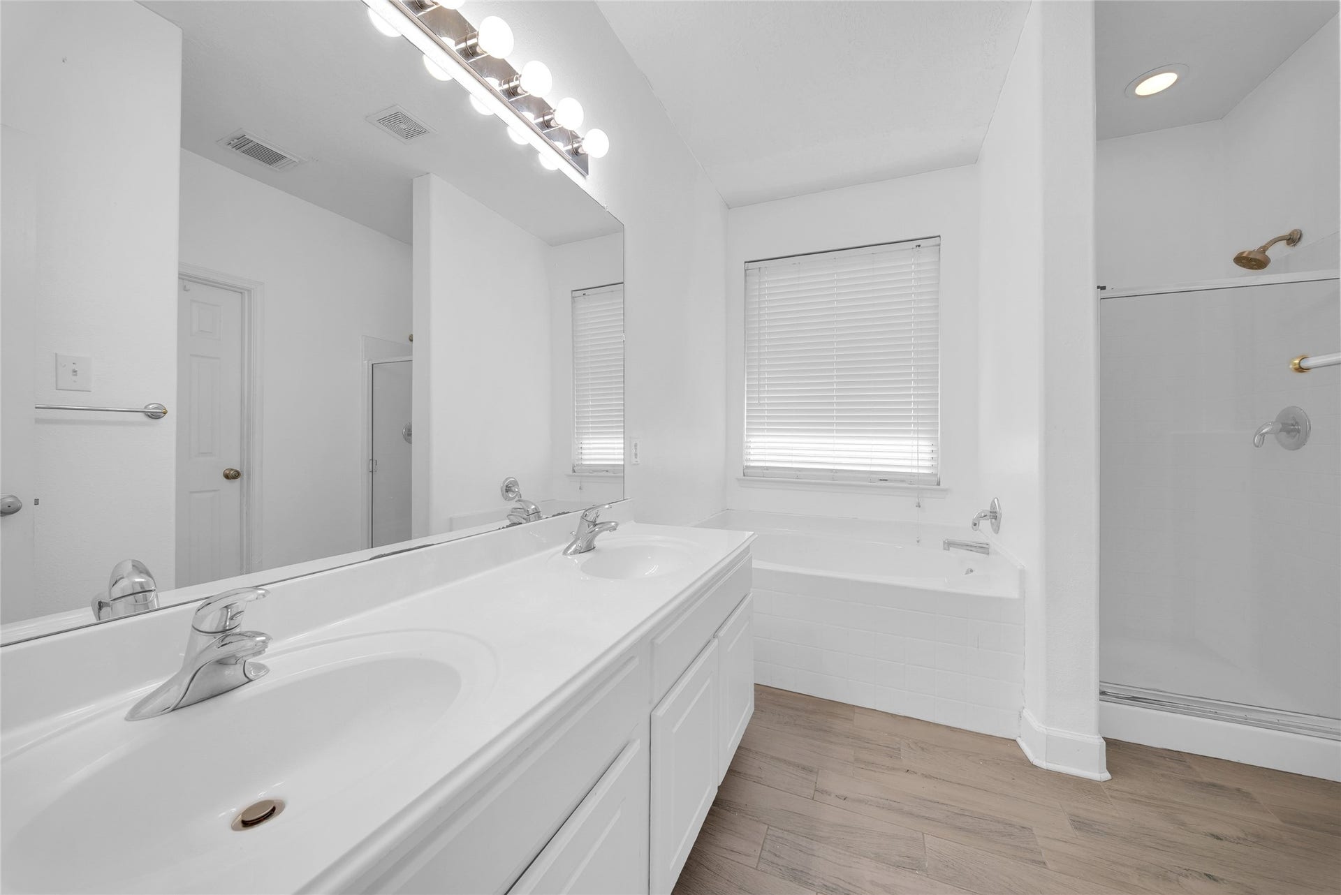 1009 Bay Area Boulevard, League City, TX 77573 Primary Bathroom