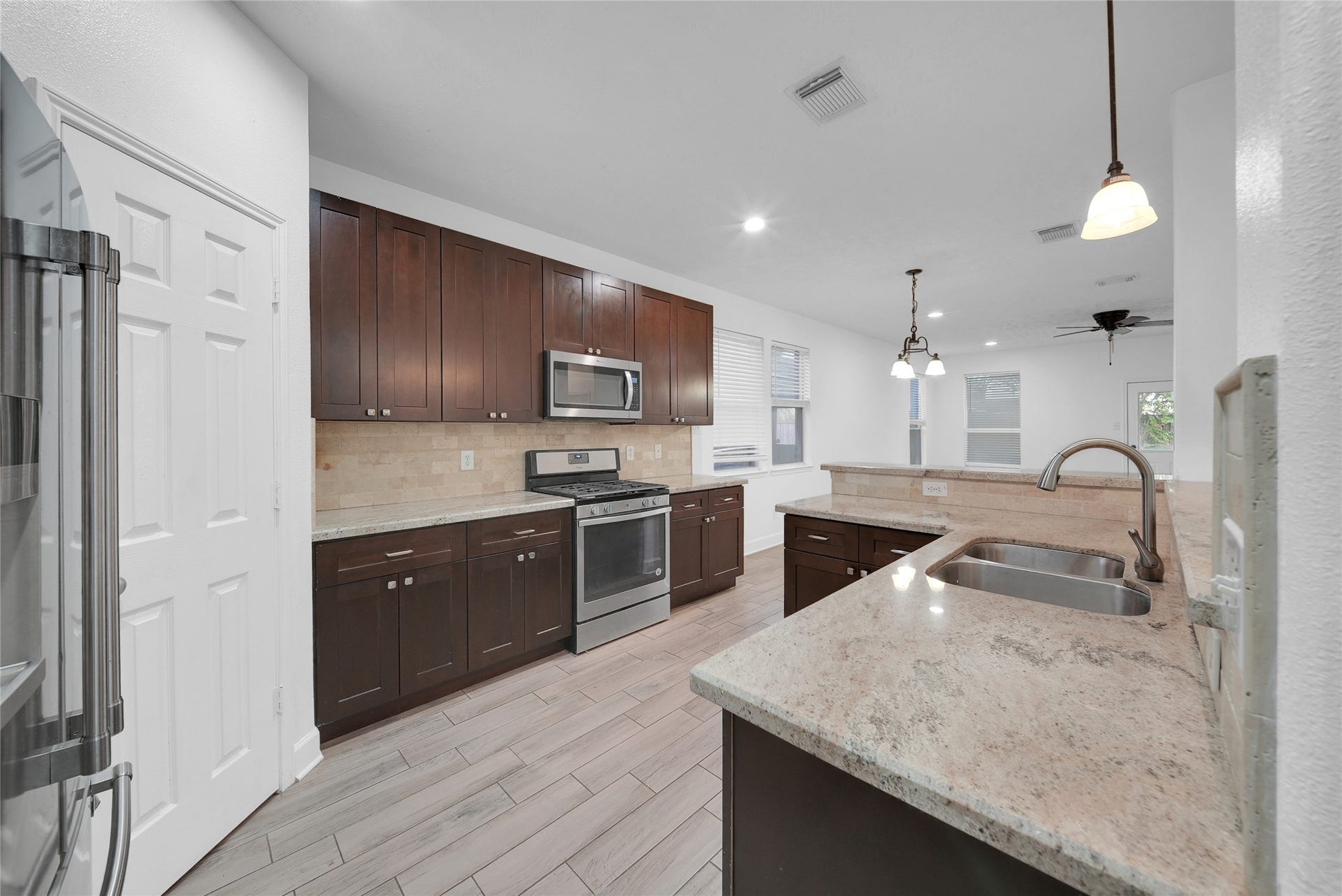 1009 Bay Area Boulevard, League City, TX 77573 Kitchen