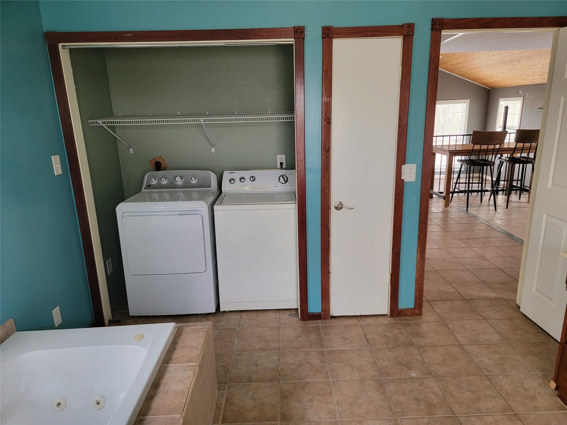 1010 22nd Street, San Leon, TX 77539 upstairs laundry