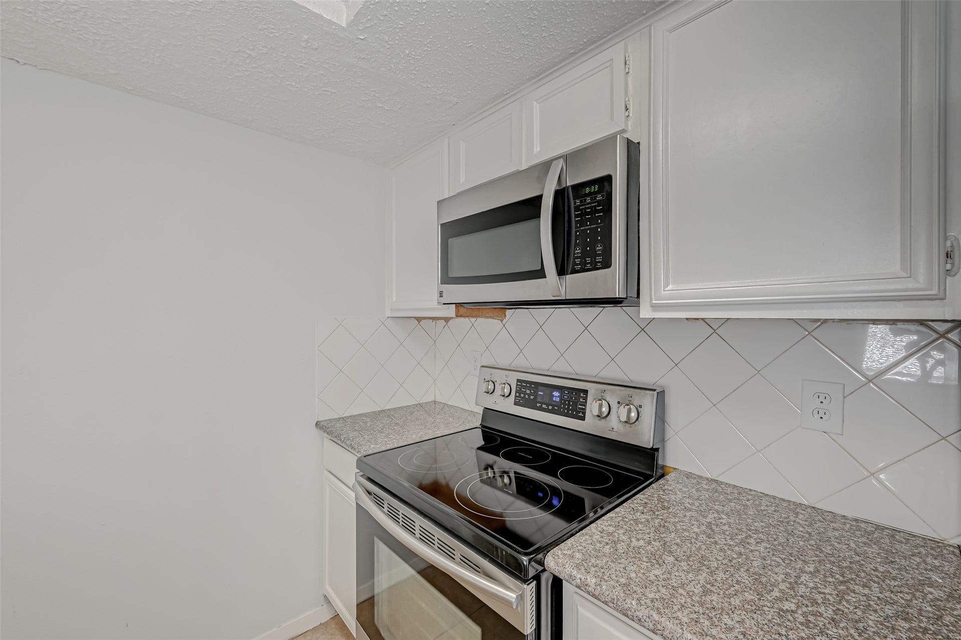 Kitchen - Microwave included