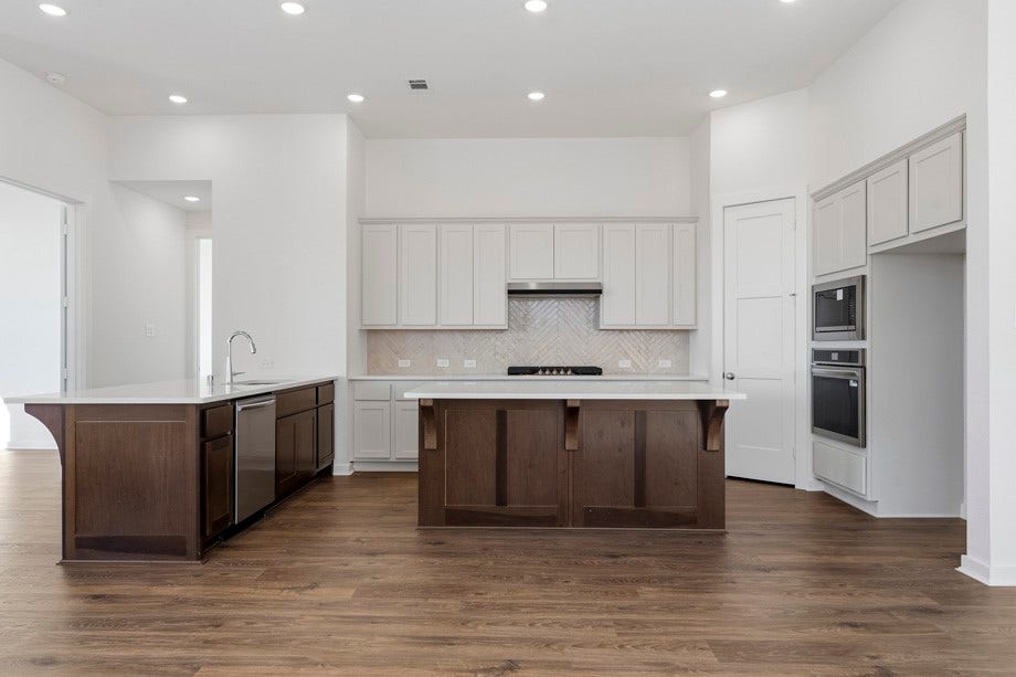 6430 Mahogany Branch Trail, Manvel, TX 77578 Two-toned cabinets bring warmth and style.