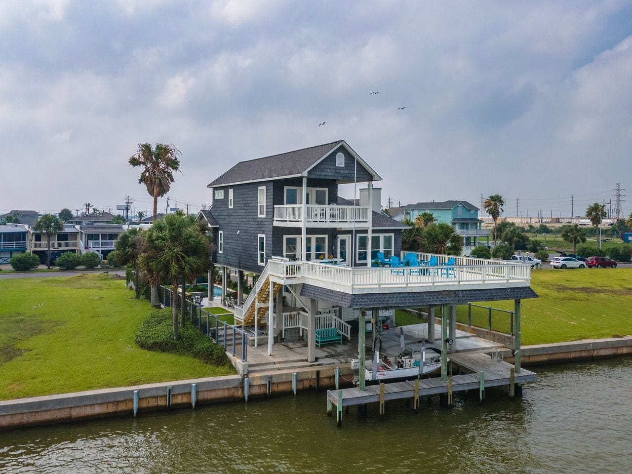 12 Tiki Circle, Tiki Island, TX 77554 Captivating Views & Spacious Design Inside and Outside! Cruise by boat to waterfront restaurants or spend the afternoon at nearby sandbars!