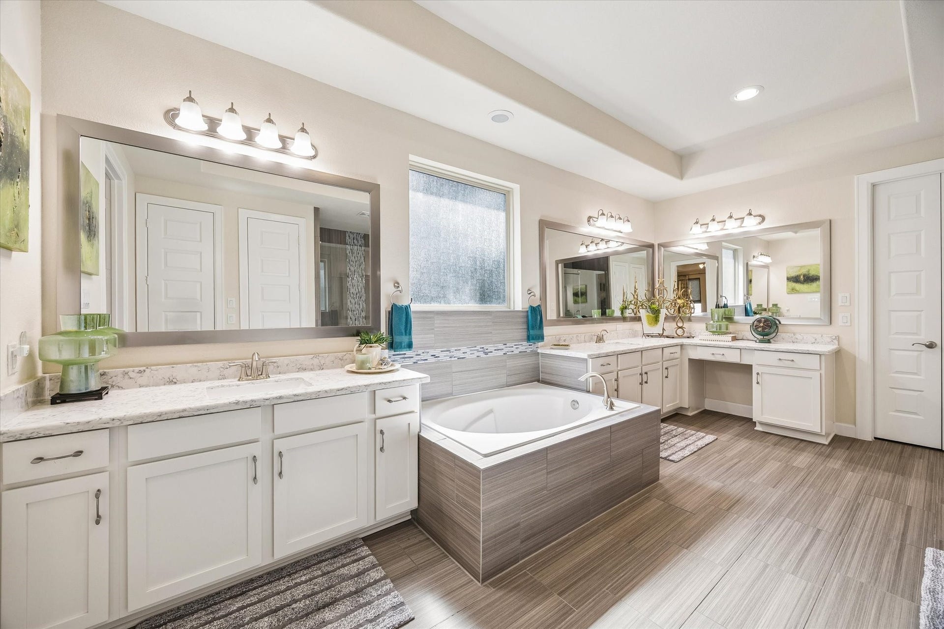 5103 W Lacey Garden Loop Loop, Houston, TX 77018 Luxurious primary bath w/relaxing soaking tub.