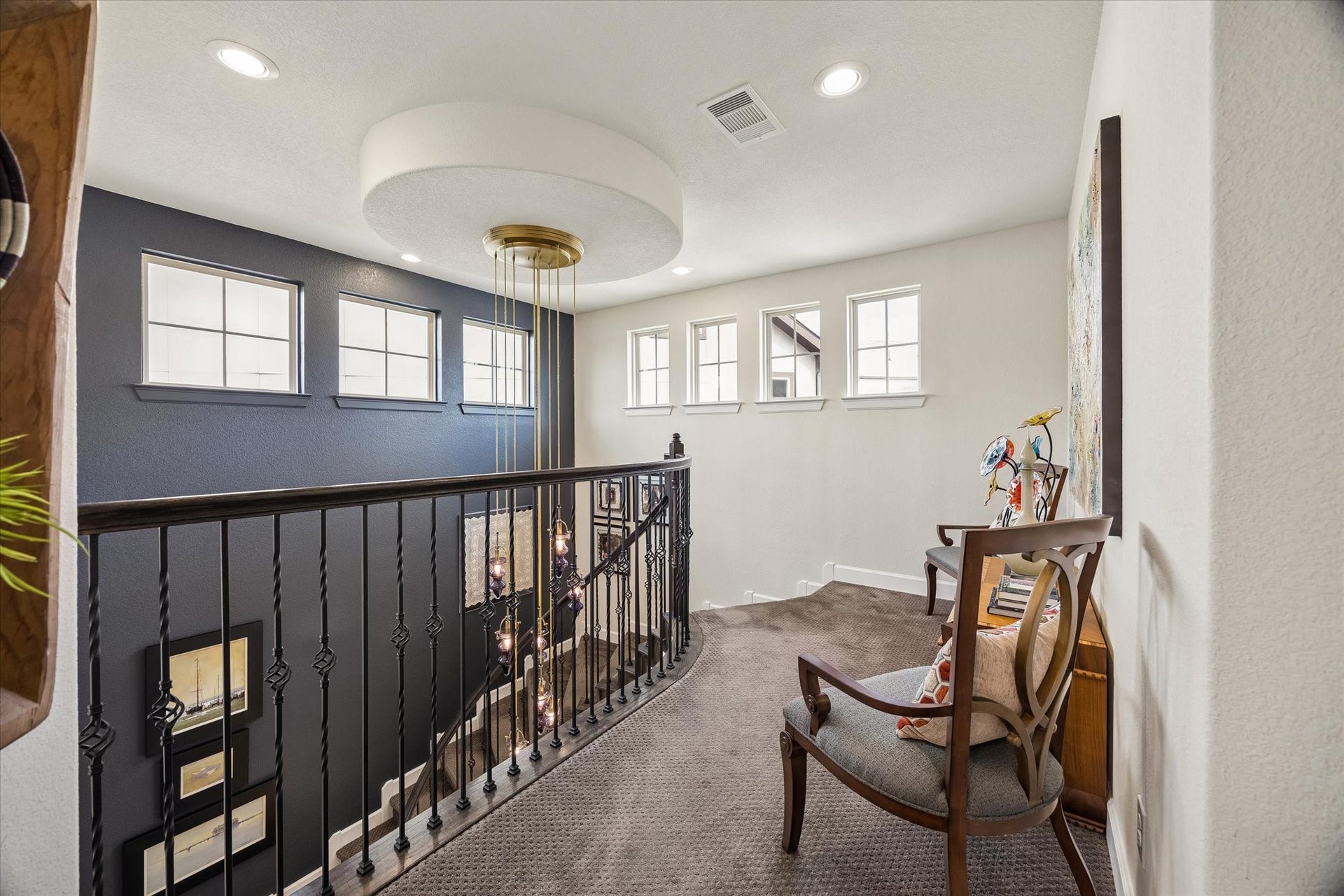 5103 W Lacey Garden Loop Loop, Houston, TX 77018 Upstairs foyer. Lots of light.