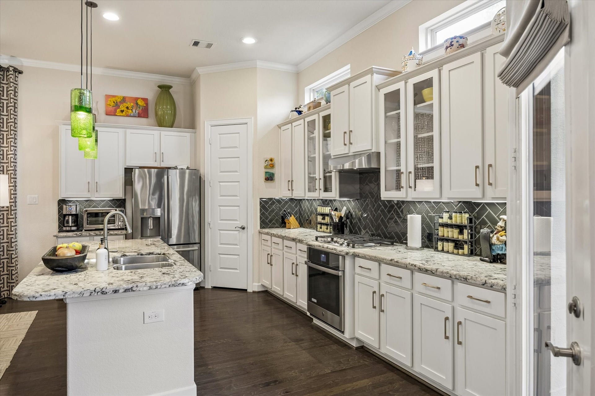 5103 W Lacey Garden Loop Loop, Houston, TX 77018 Open kitchen. Step in pantry and good counter space