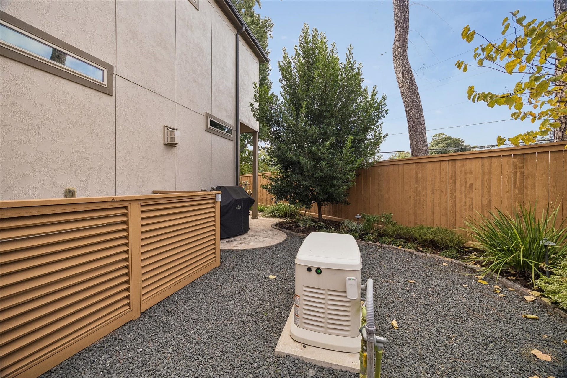 5103 W Lacey Garden Loop Loop, Houston, TX 77018 Extra side yard with grilling area and generator.