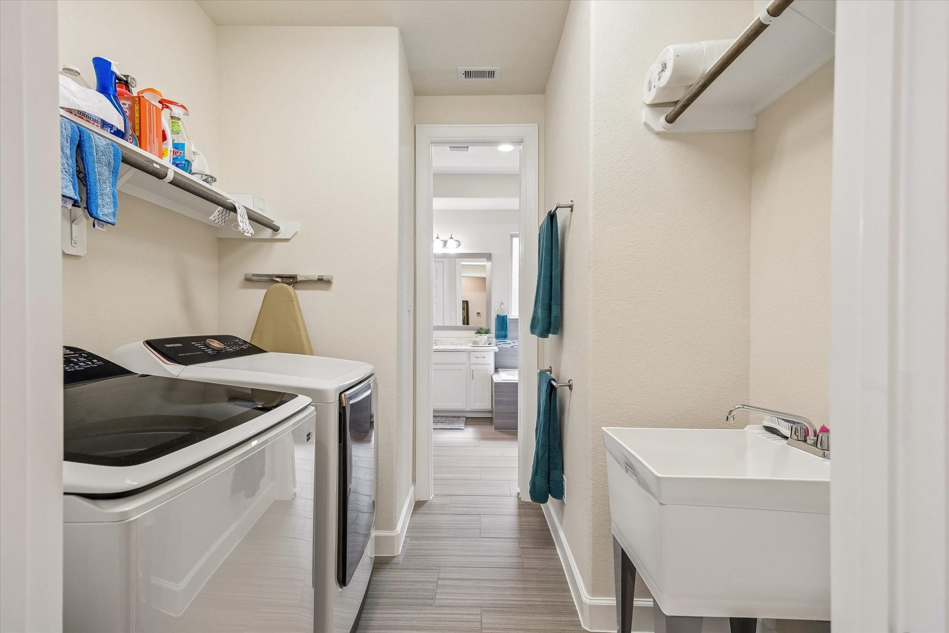 5103 W Lacey Garden Loop Loop, Houston, TX 77018 Laundry room with double access, from hall and primary bath.