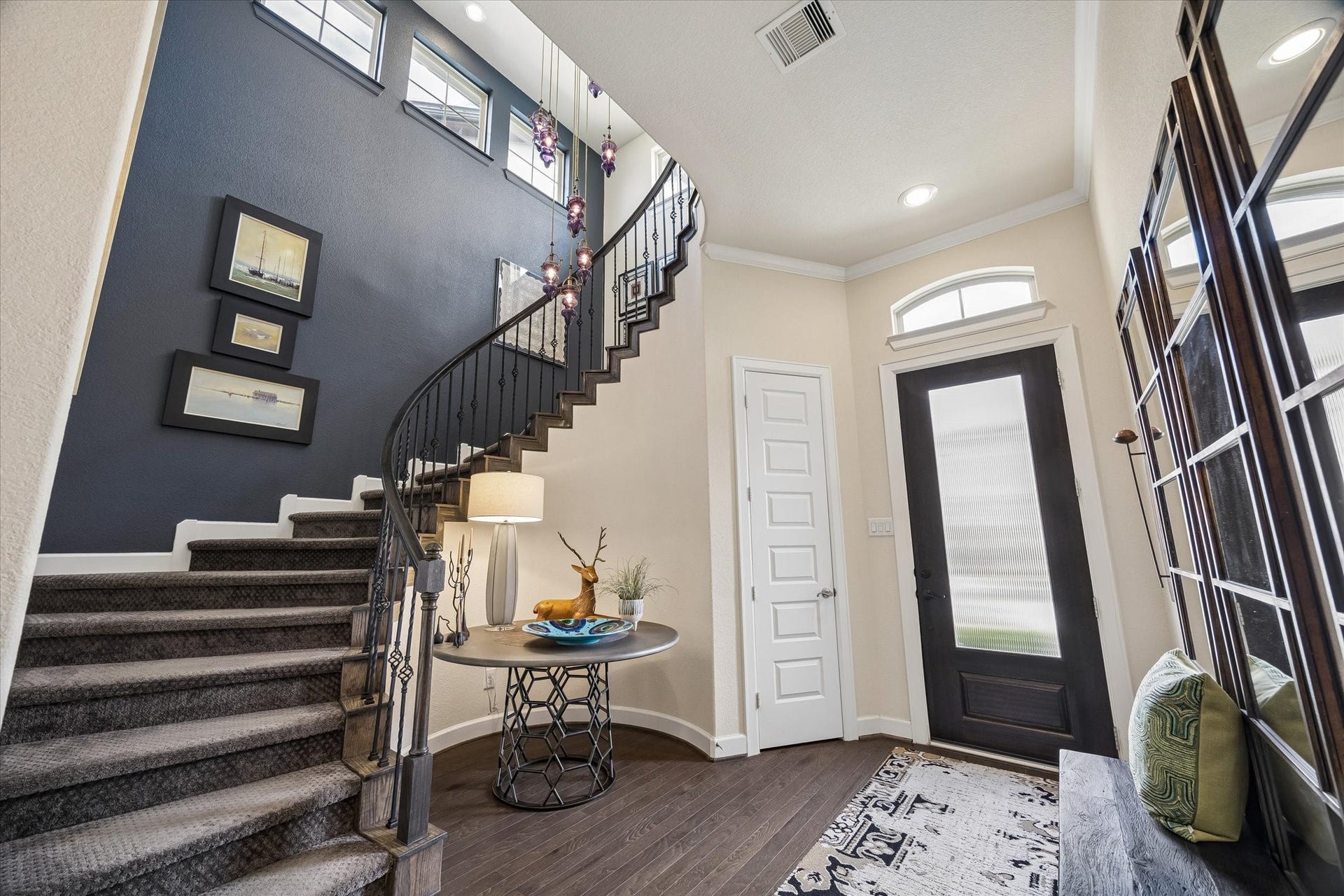 5103 W Lacey Garden Loop Loop, Houston, TX 77018 Dramatic Entry Foyer w/spiral staircase. Open & bright
