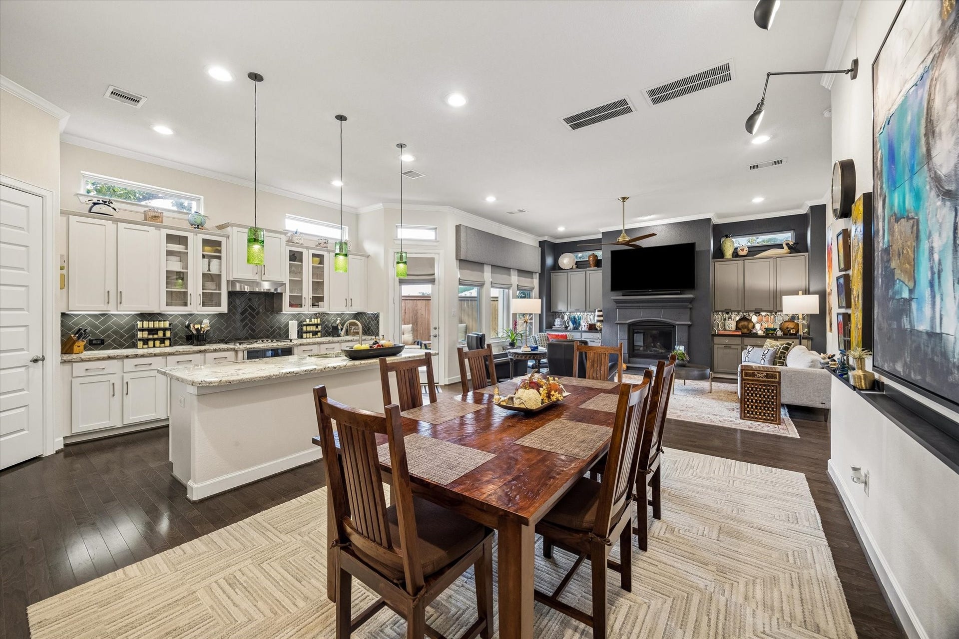 5103 W Lacey Garden Loop Loop, Houston, TX 77018 Open concept living. great for entertaining.