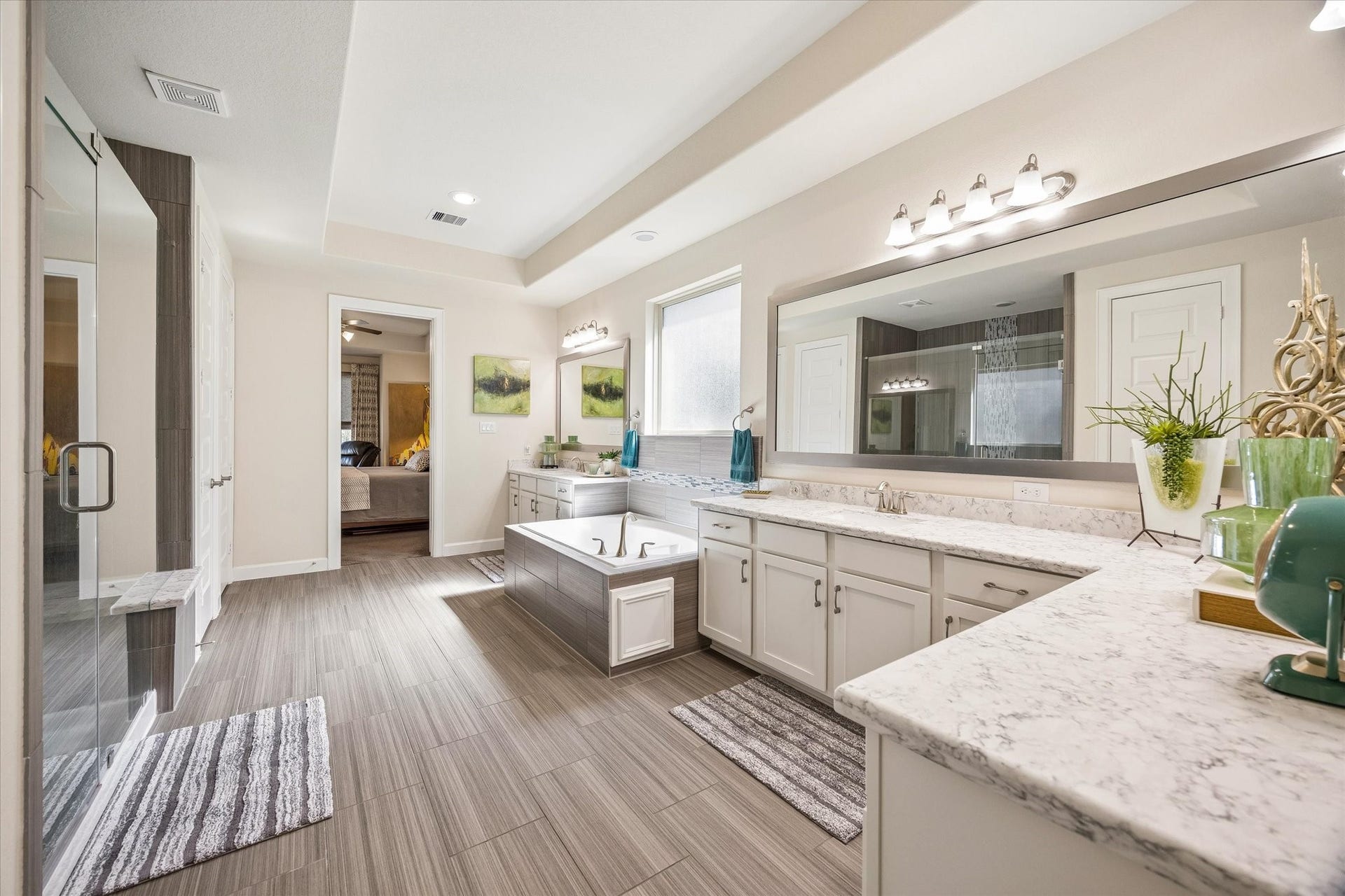 5103 W Lacey Garden Loop Loop, Houston, TX 77018 Additional pic of primary bathroom