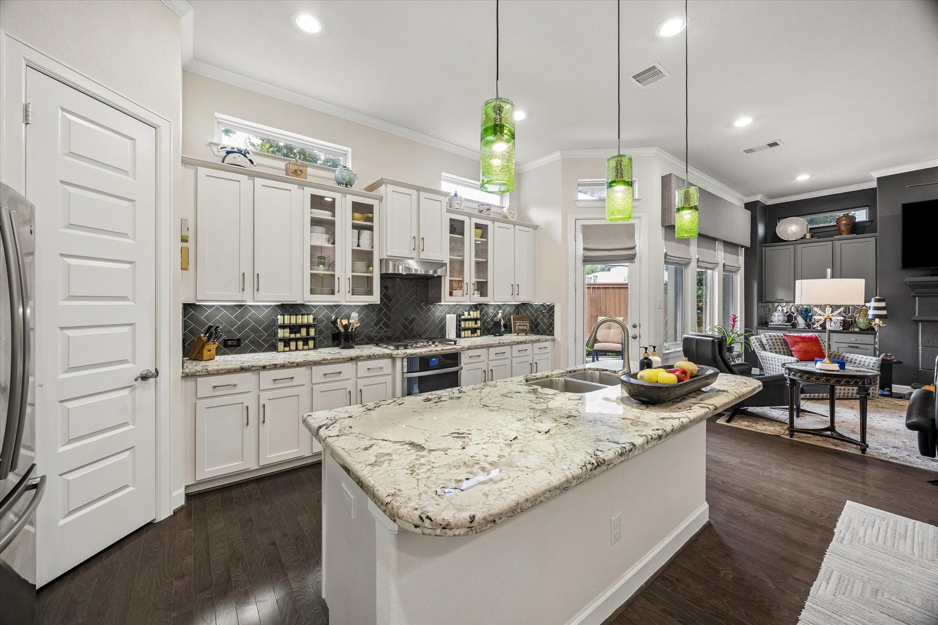 5103 W Lacey Garden Loop Loop, Houston, TX 77018 Kitchen w/generous Island, great for gatherings.