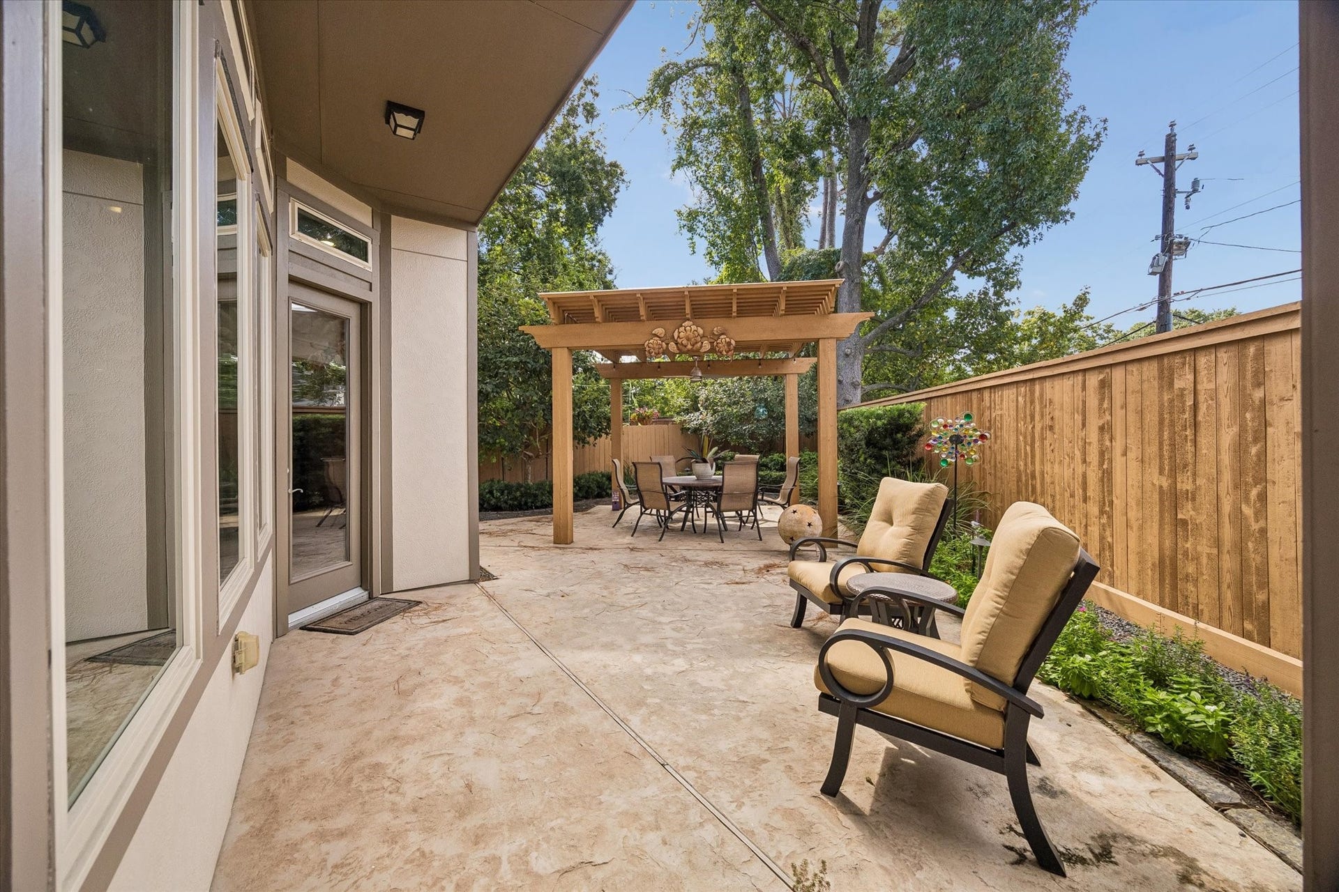 5103 W Lacey Garden Loop Loop, Houston, TX 77018 Oversized yard. Perfect for relaxing or entertaining. Beautifully landscaped with covered pergola.