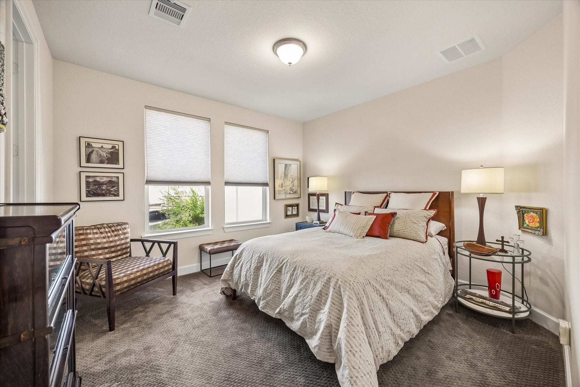 5103 W Lacey Garden Loop Loop, Houston, TX 77018 Secondary bedroom. Comfortable w/en-suite bath.