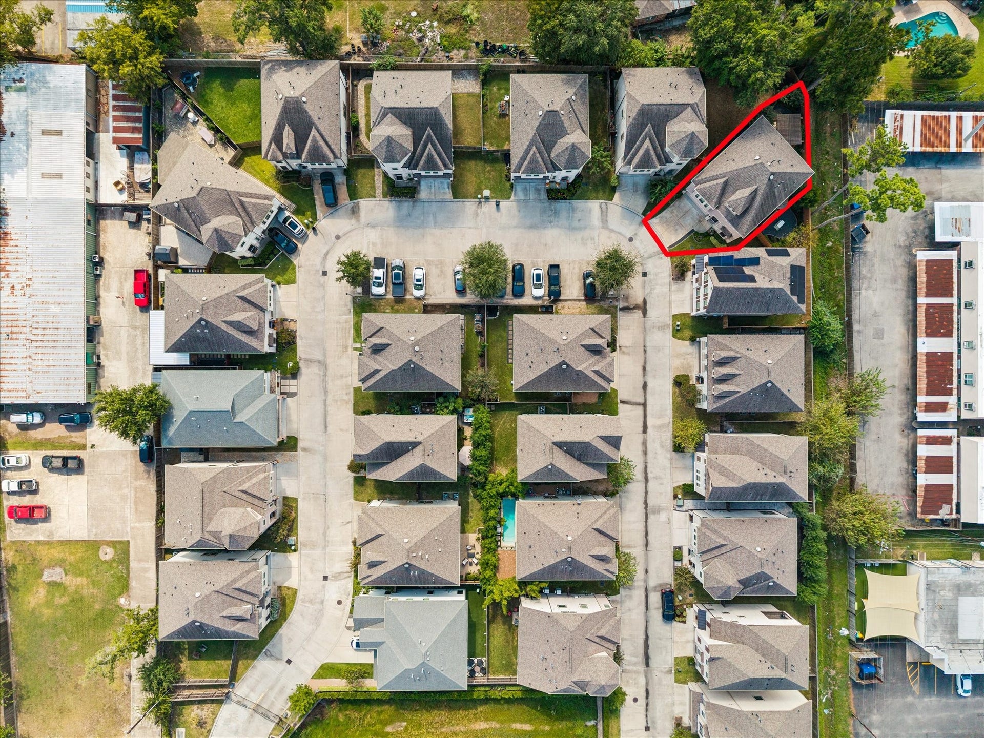 5103 W Lacey Garden Loop Loop, Houston, TX 77018 Community Showing oversized lot with full driveway.