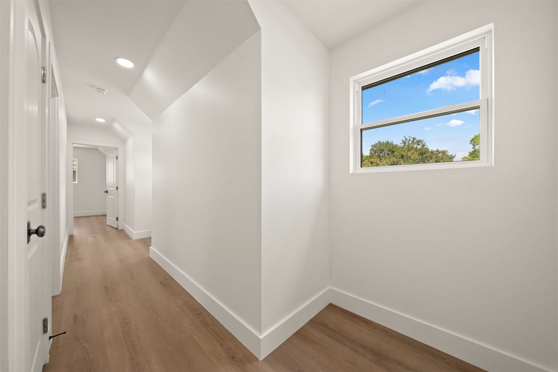 10111 Kerrwood Lane, Houston, TX 77080 The upstairs gallery features two versatile nooks, ideal for desk setups, workstations, or additional organizational space.