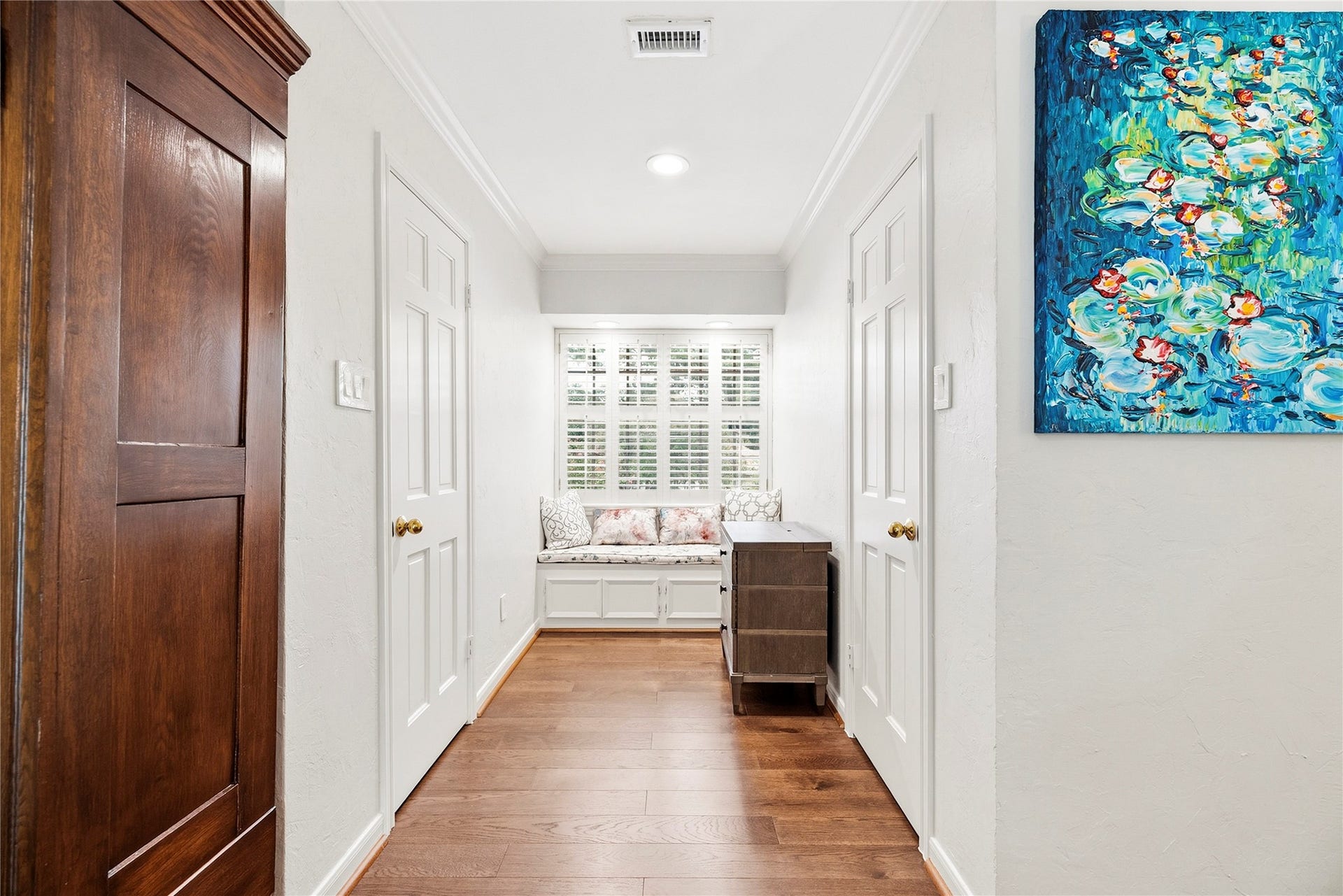 13131 Holston Hills Drive, Houston, TX 77069 Split closets in the primary suite with a sitting bench.