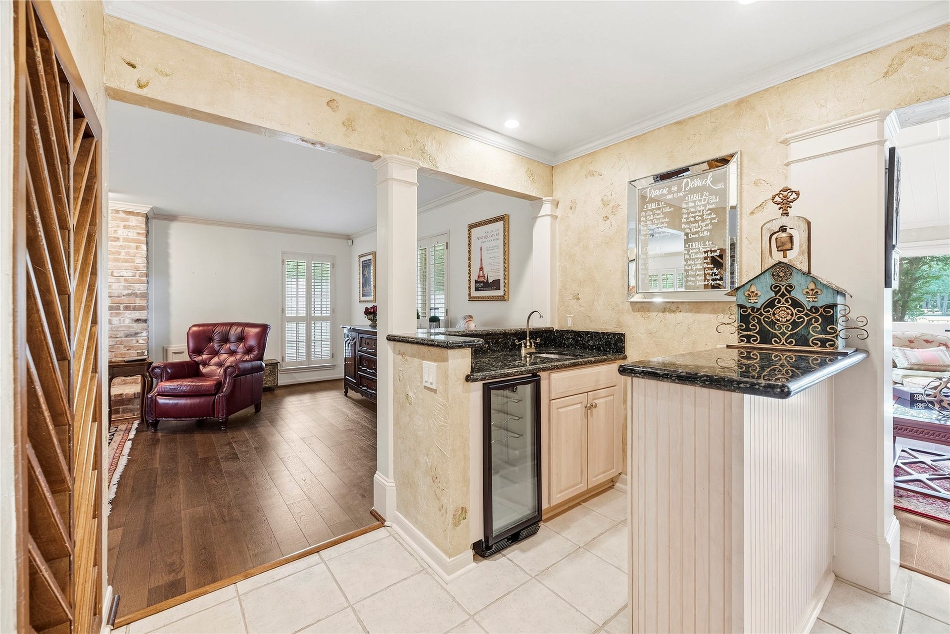 13131 Holston Hills Drive, Houston, TX 77069 Wet bar connecting the kitchen area to the den.