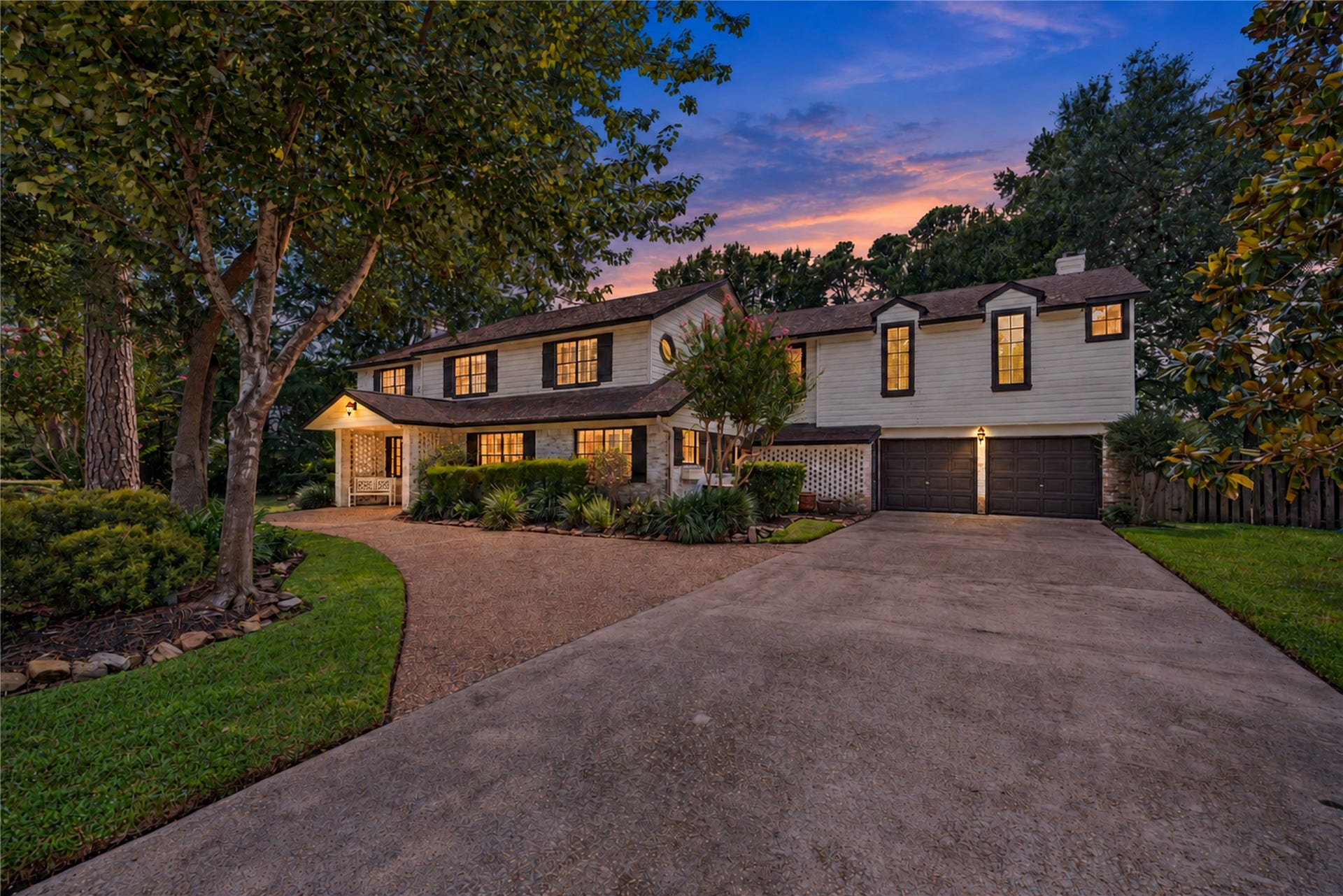 13131 Holston Hills Drive, Houston, TX 77069 Welcome to Holston Hills! Sprawling Champions home on over 1/3 of an acre, with 105' of lake front, and a 4500+ sq/ft home.
