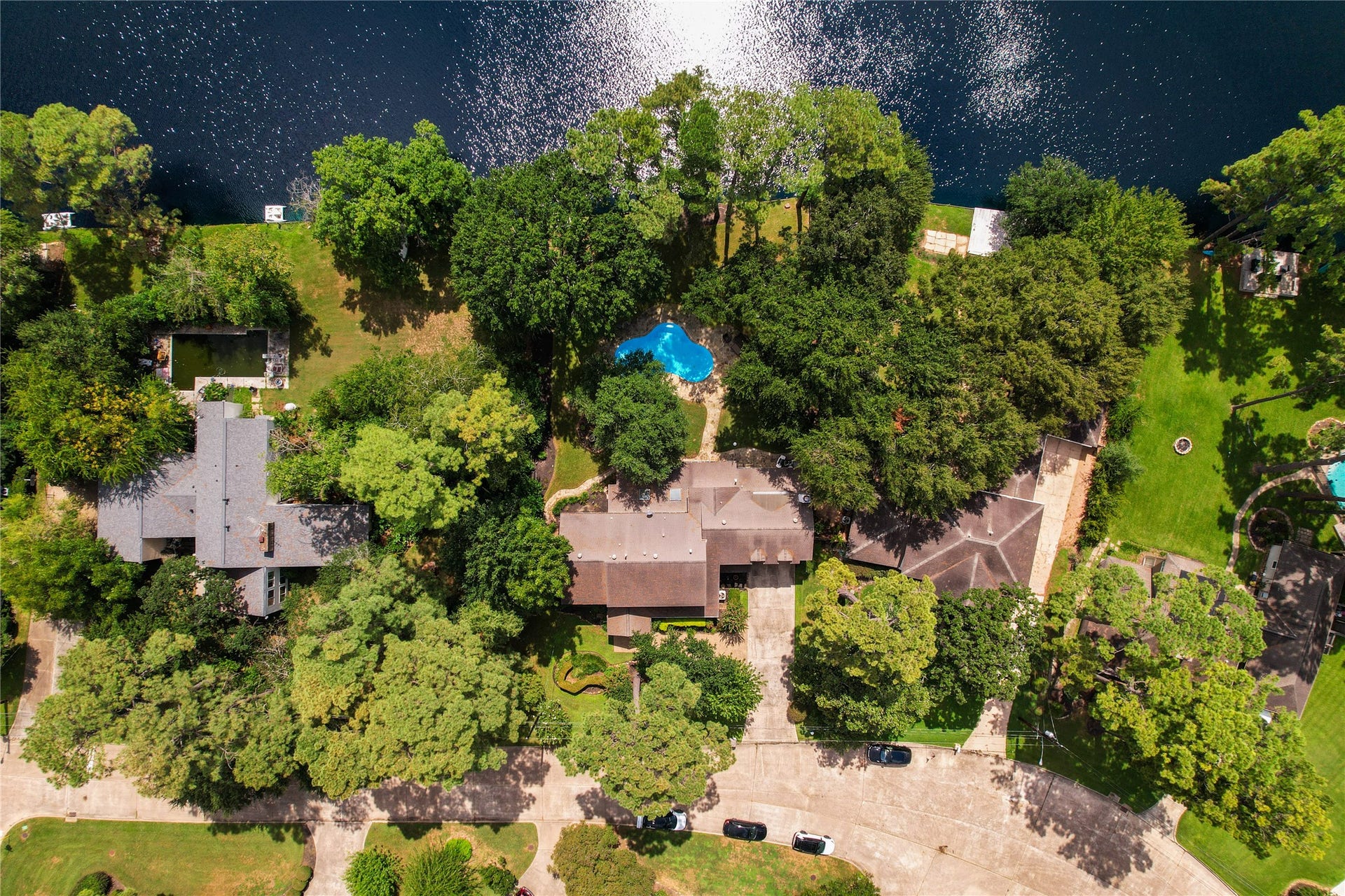 13131 Holston Hills Drive, Houston, TX 77069 Welcome to Holston Hills! Sprawling Champions home on over 1/3 of an acre, with 105' of lake front, and a 4500+ sq/ft home.