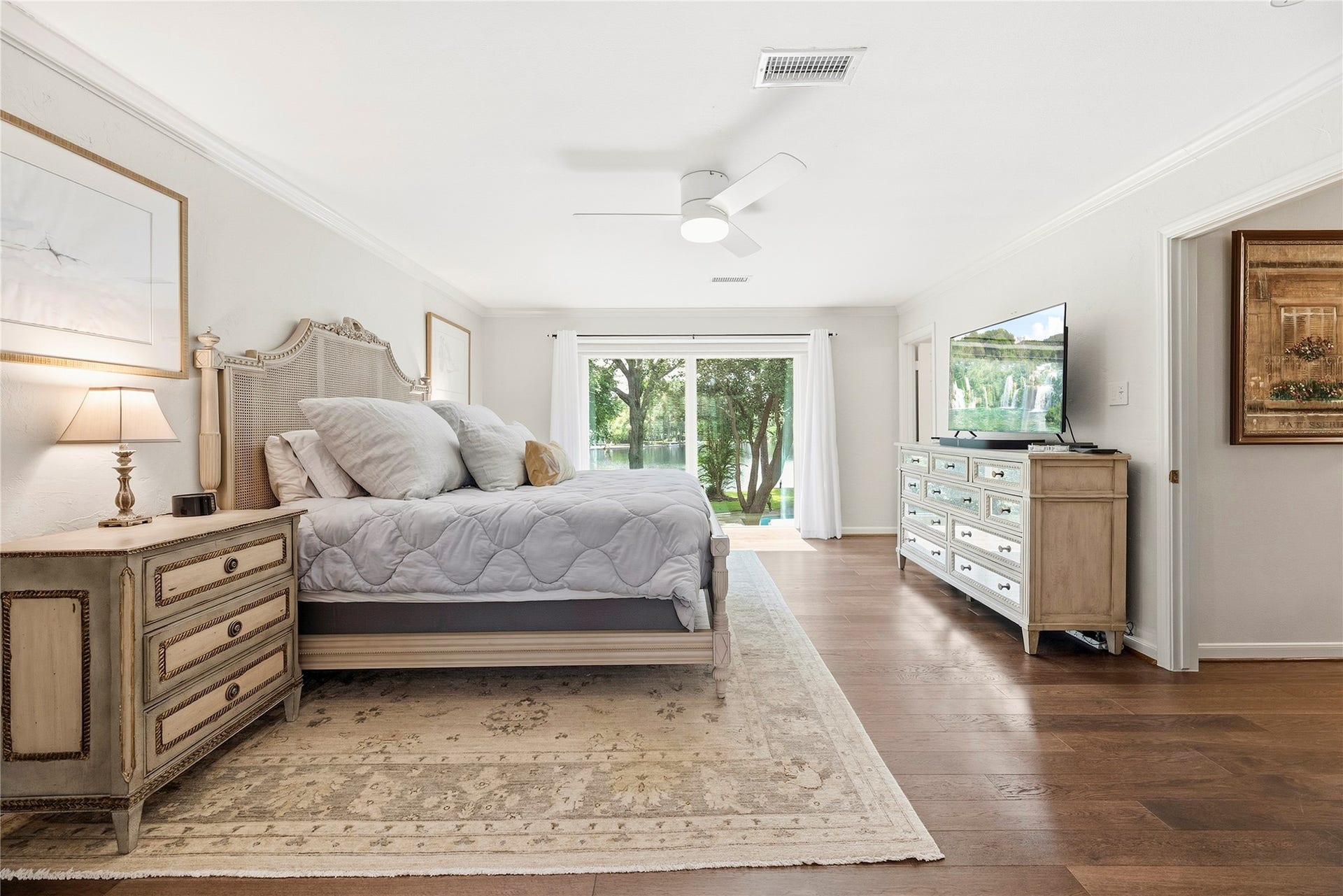 13131 Holston Hills Drive, Houston, TX 77069 Welcome to your primary suite retreat, split closets, neutral paint, beautiful wood floors.