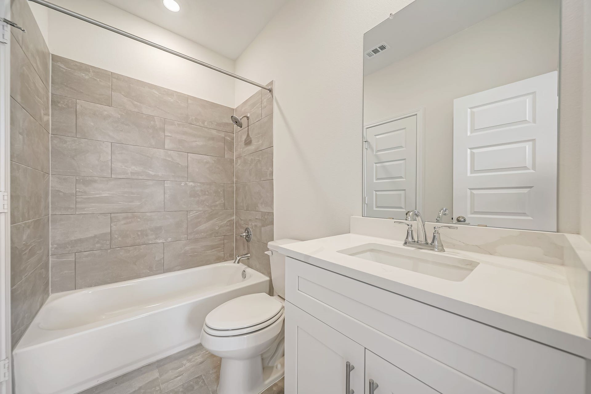 20630 Dynamic Court, Humble, TX 77338 Guest Bedroom Ensuite Bath