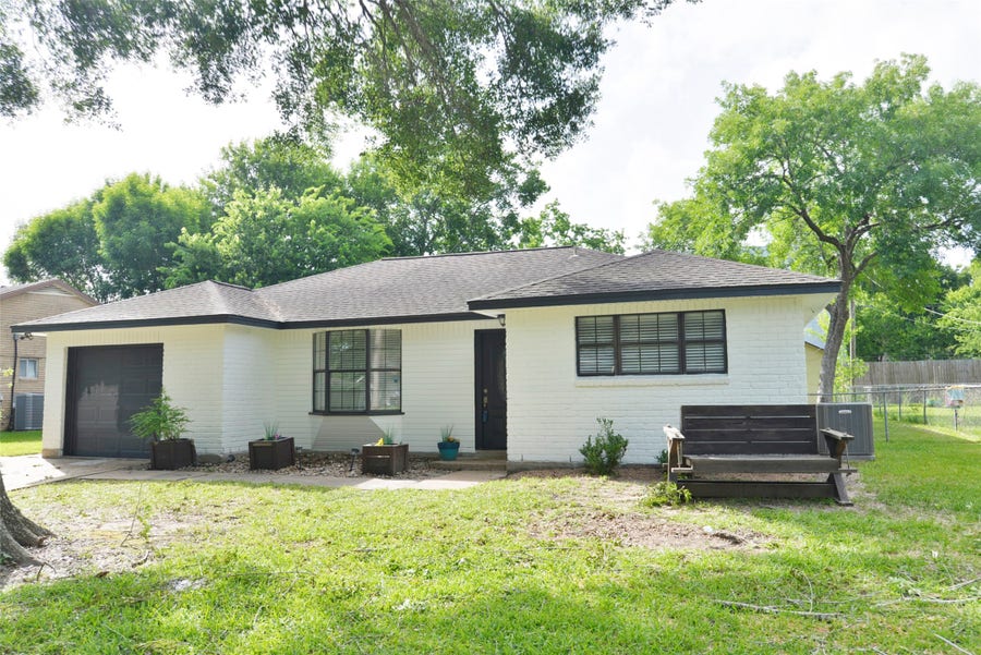 Property photo for 536 Castlelake Drive, Friendswood, TX