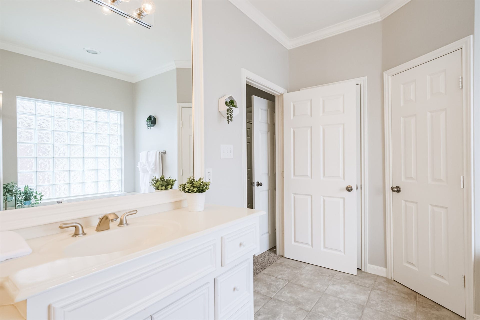 26 Waugh Drive, #A, Houston, TX 77007 26 Waugh Drive, #A, Houston, TX 77007