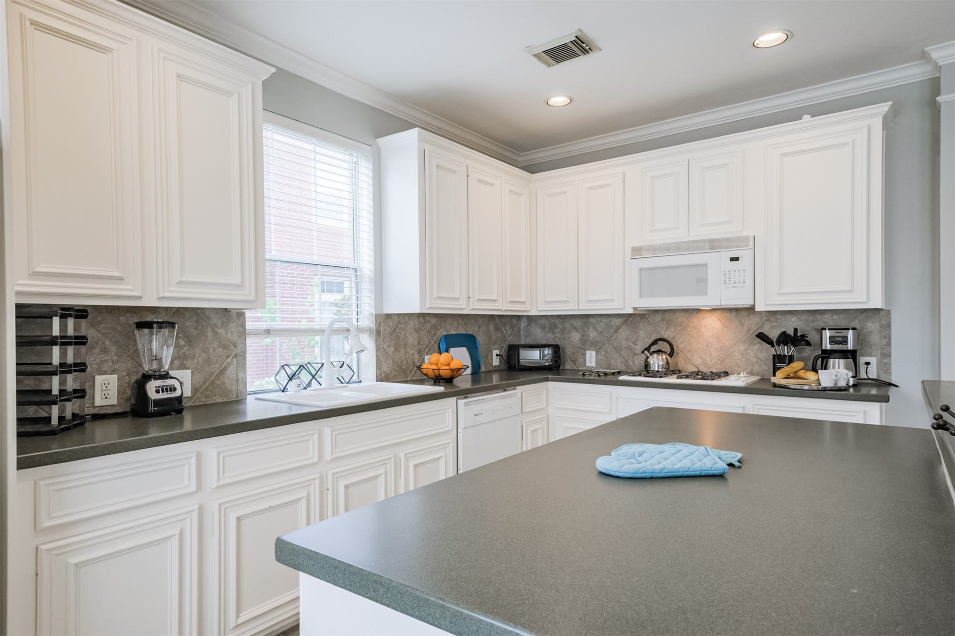 26 Waugh Drive, #A, Houston, TX 77007 26 Waugh Drive, #A, Houston, TX 77007