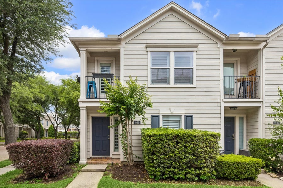 Property photo for 922 W Heights Hollow Lane, Houston, TX