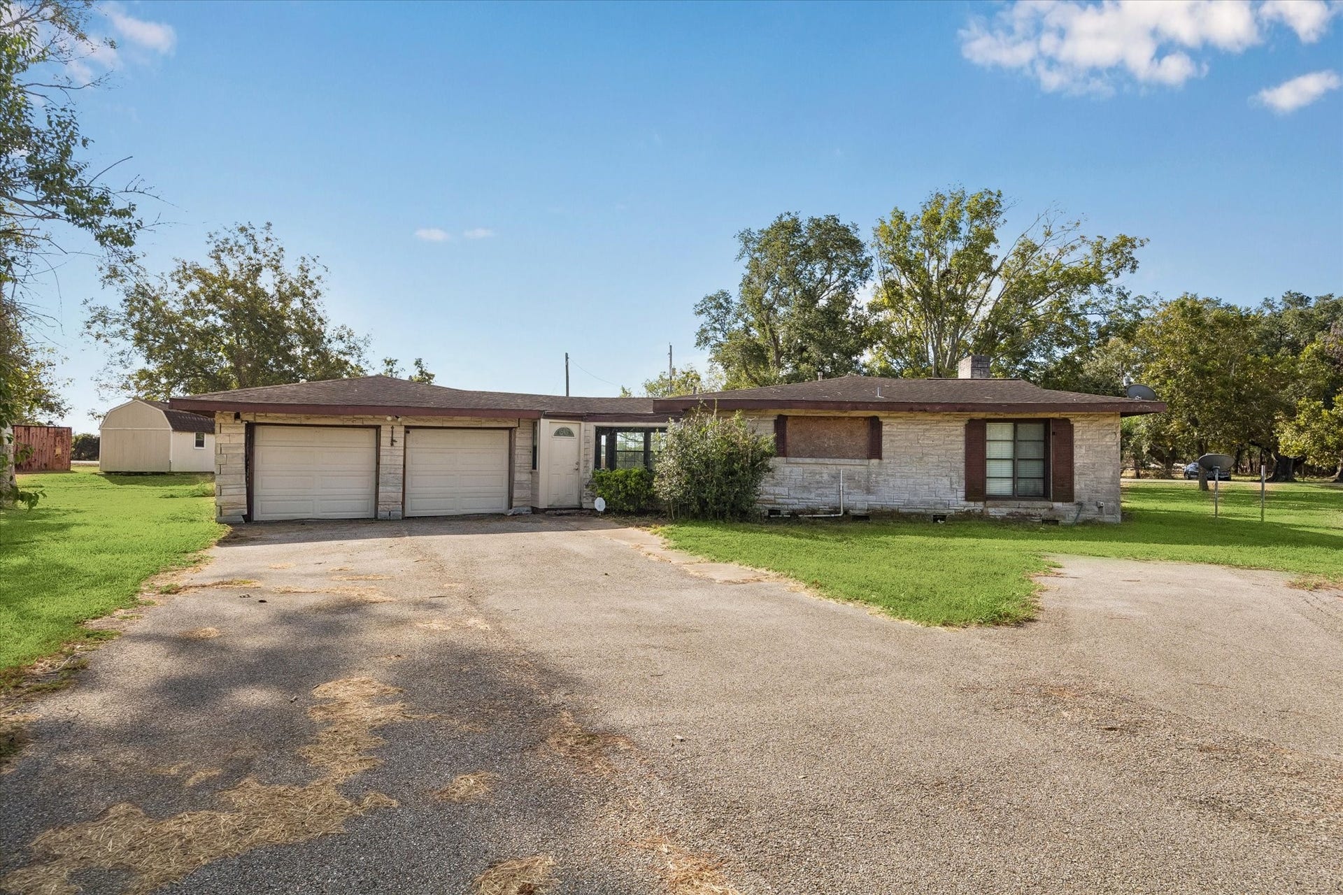 1513 County Road 210, Angleton, TX 77515