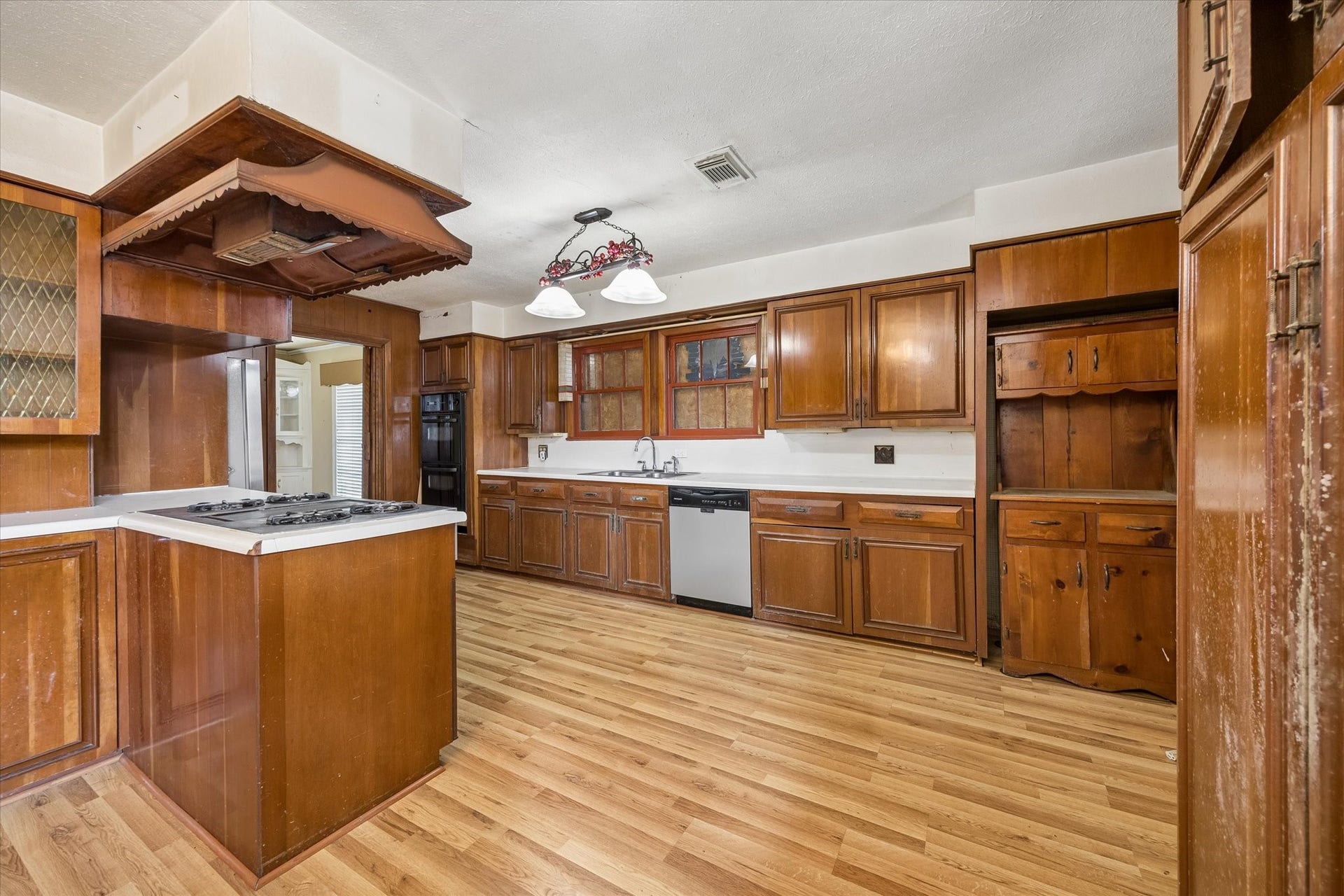 1513 County Road 210, Angleton, TX 77515