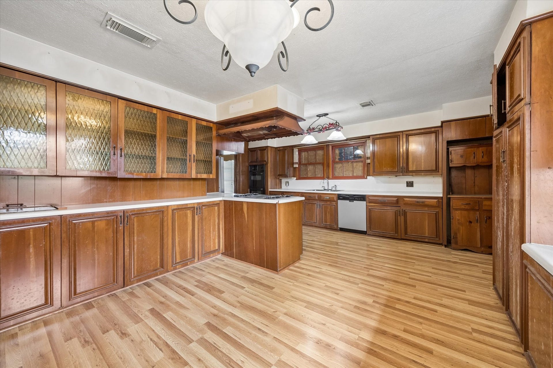1513 County Road 210, Angleton, TX 77515