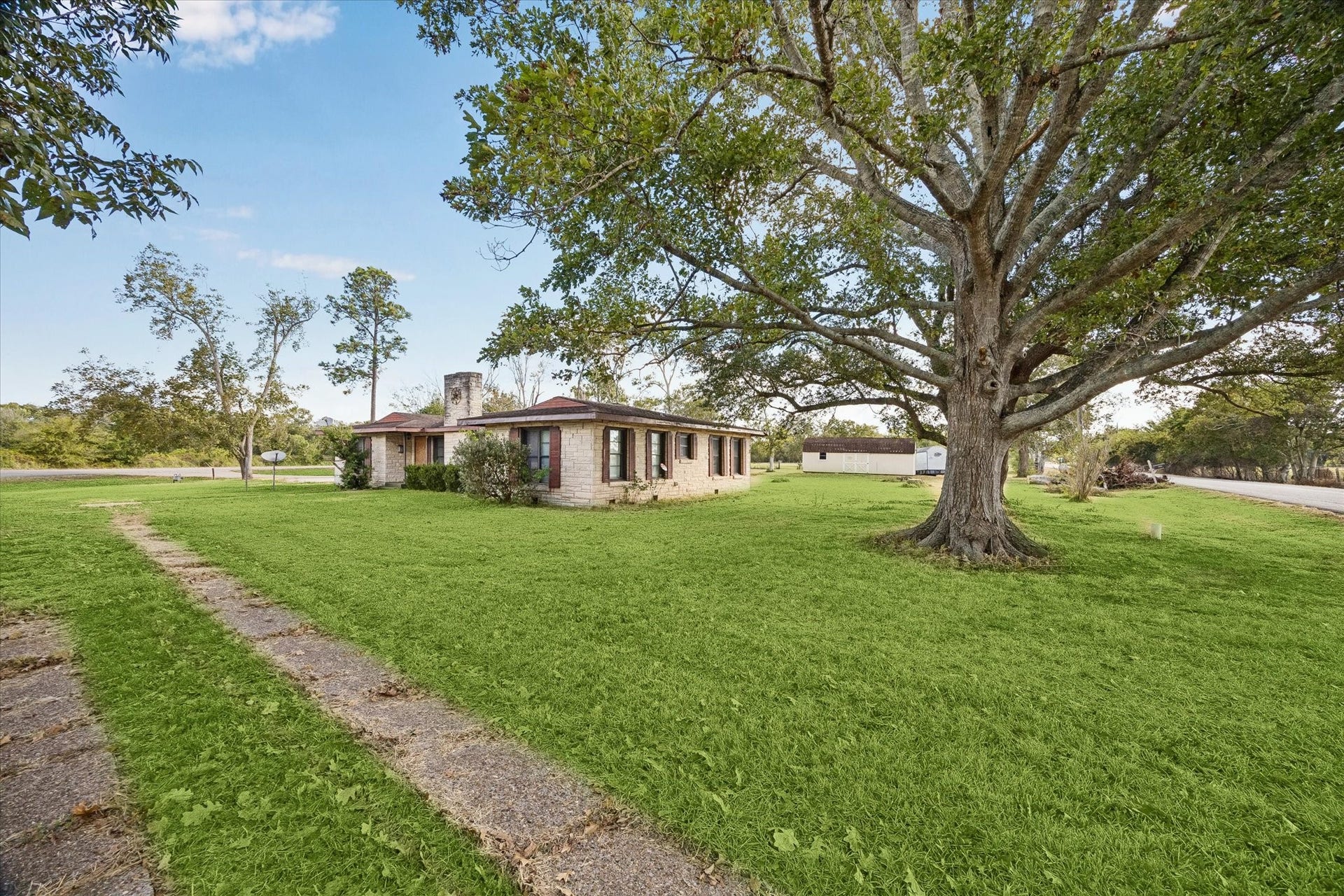 1513 County Road 210, Angleton, TX 77515